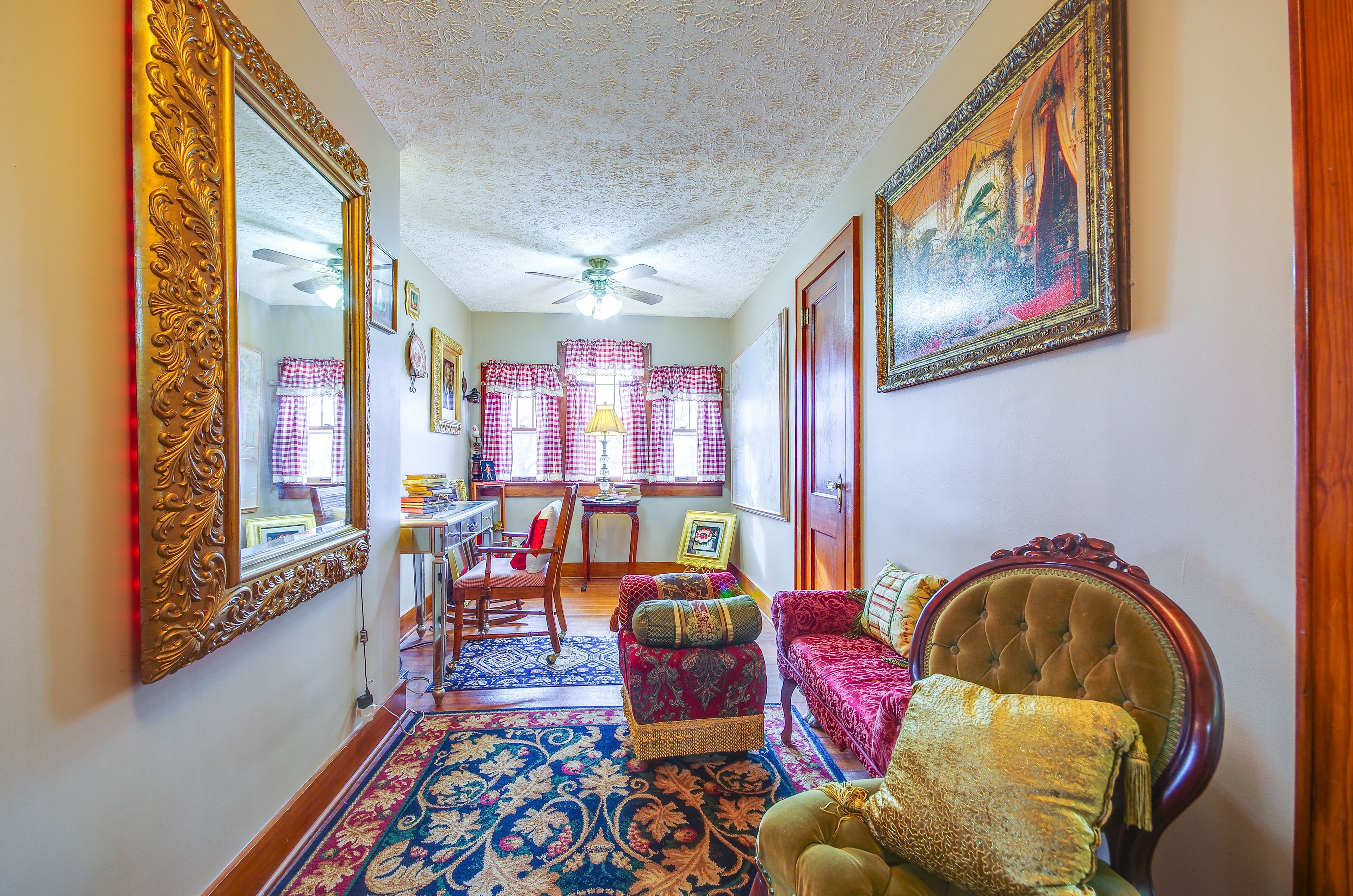 Upstairs Hallway | Sitting Area | Desk Workspace