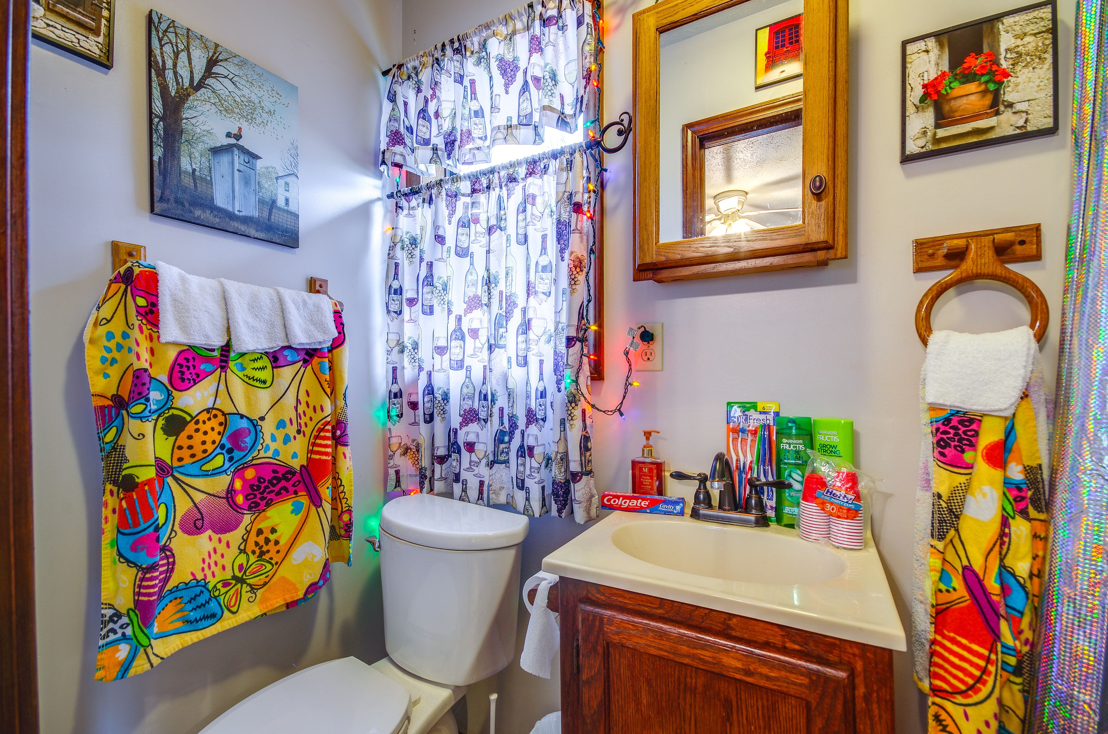 Full Bathroom | Towels Provided | Complimentary Toiletries