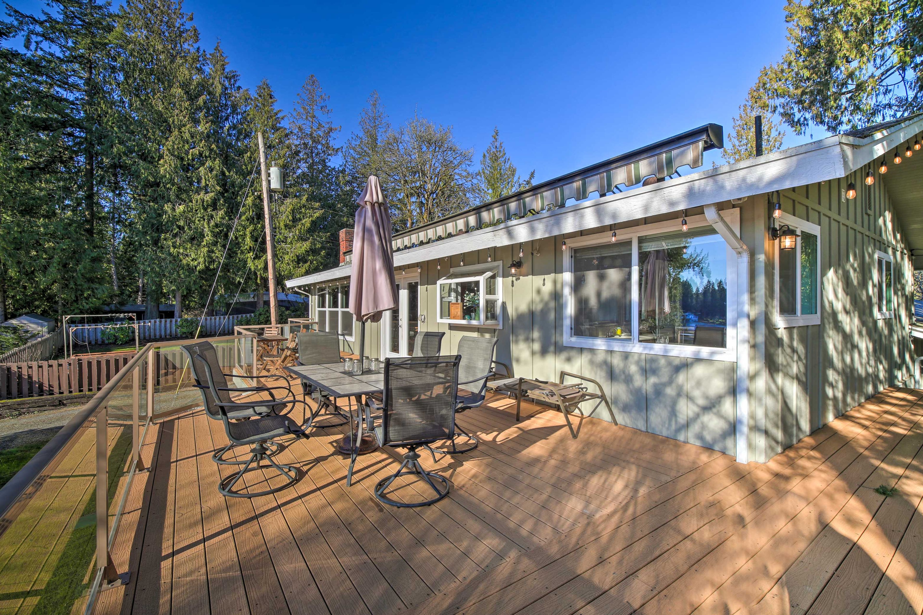 Private Deck | Self Check-In | 11 Mi to Emerald Downs Racecourse