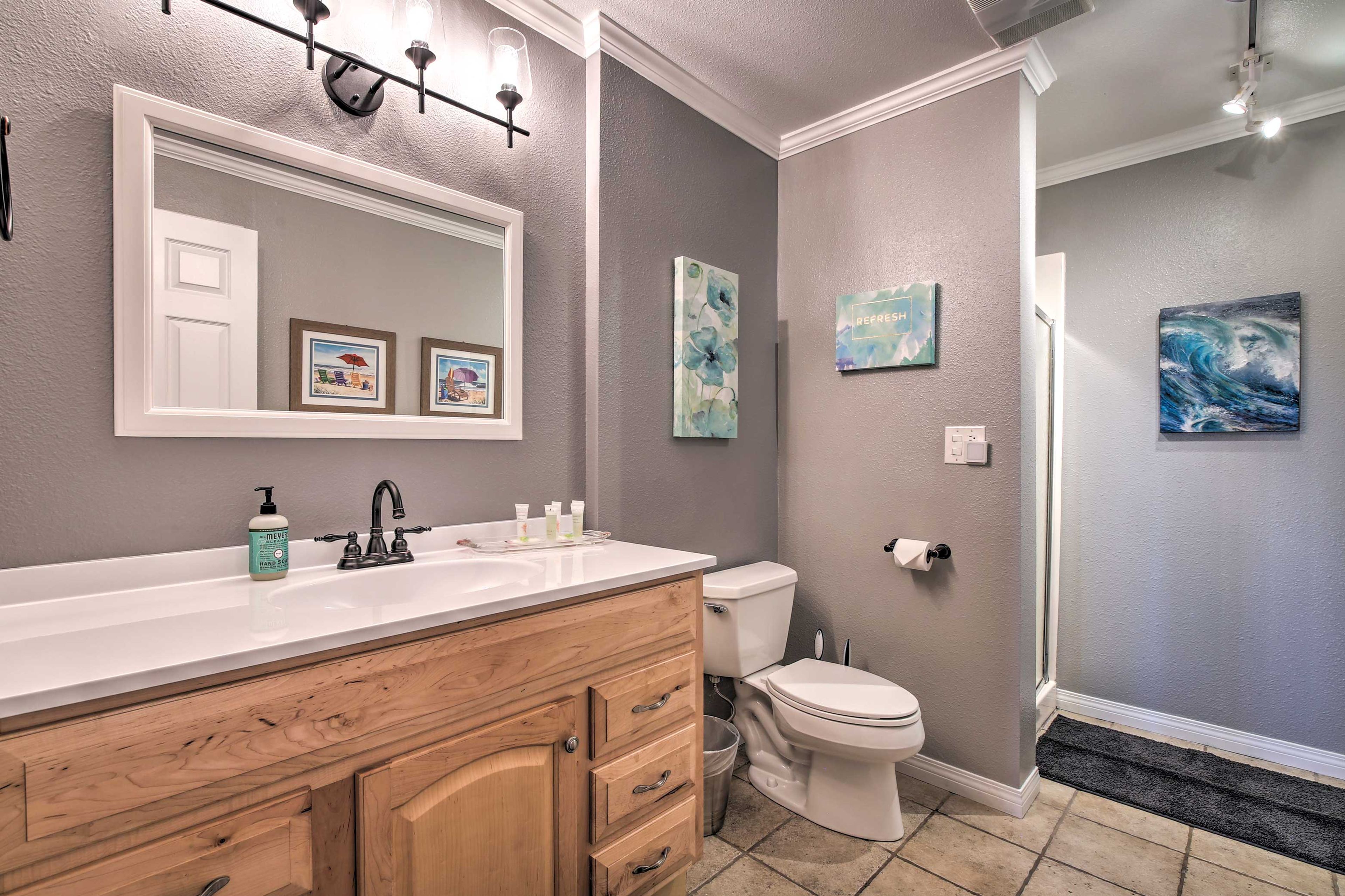 Full Bathroom | 1st Floor | Complimentary Toiletries
