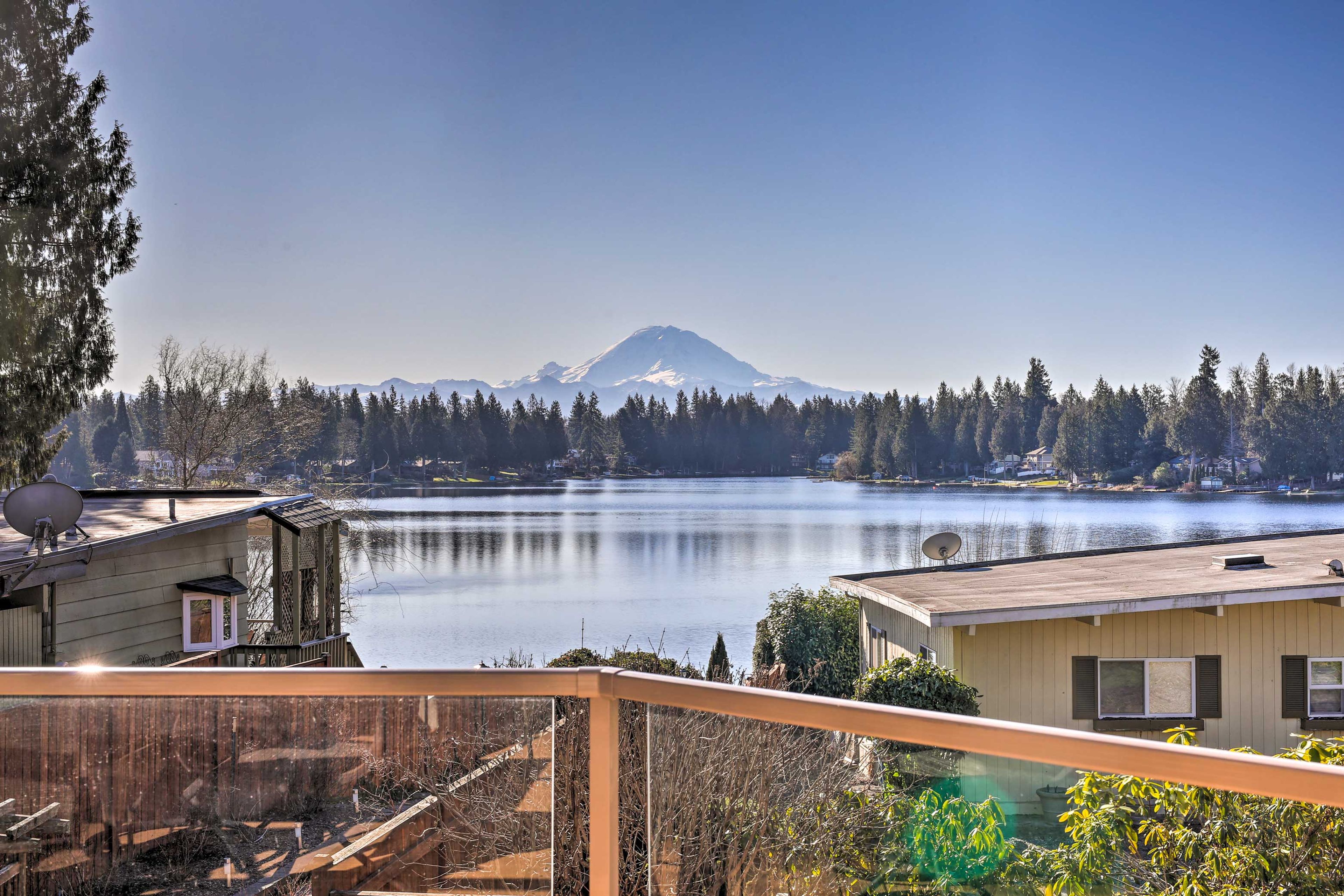 2-Story House | Mountain Views | Lake Morton Access | Canoes & Kayaks On-Site