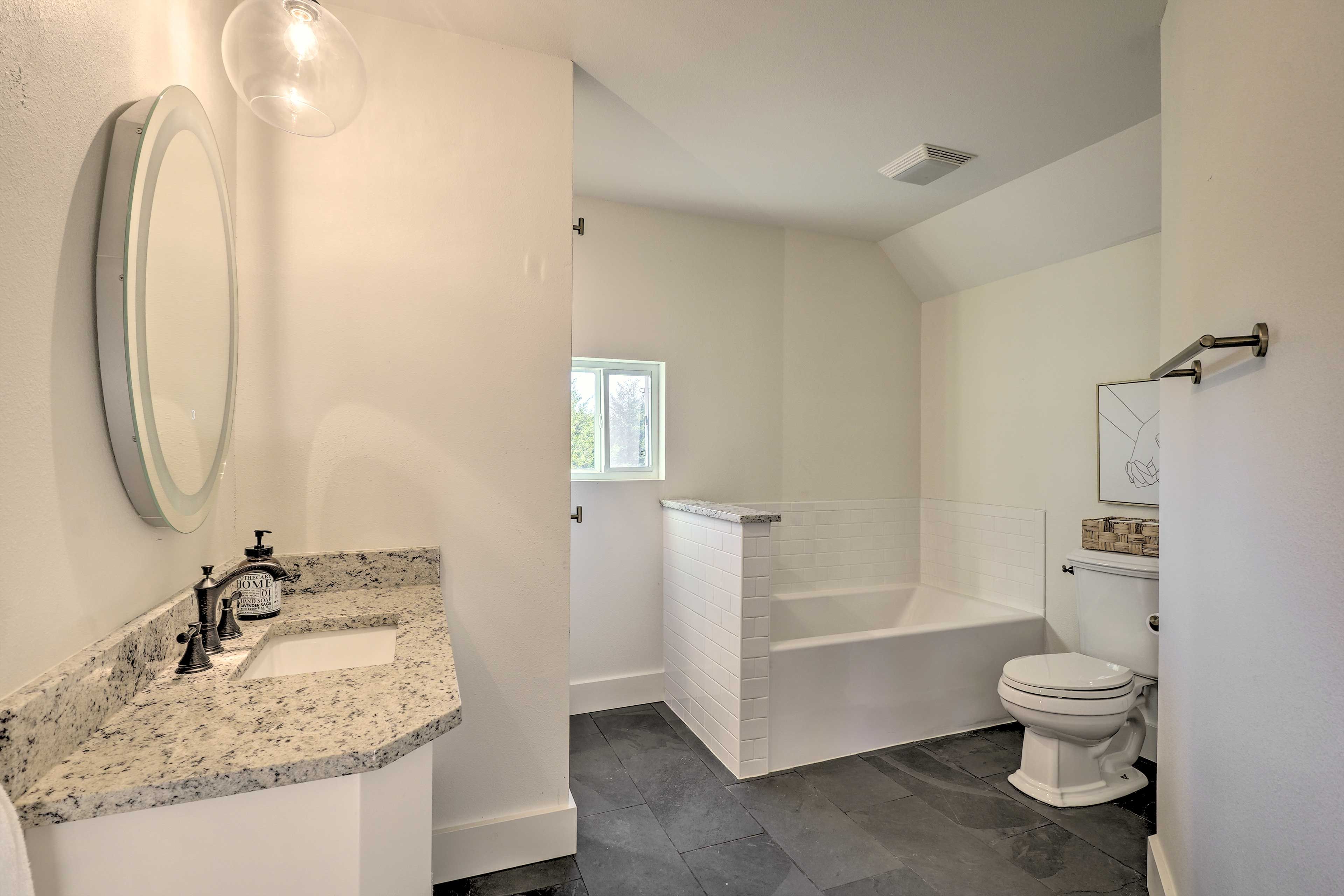 Full Bathroom | Towels Provided