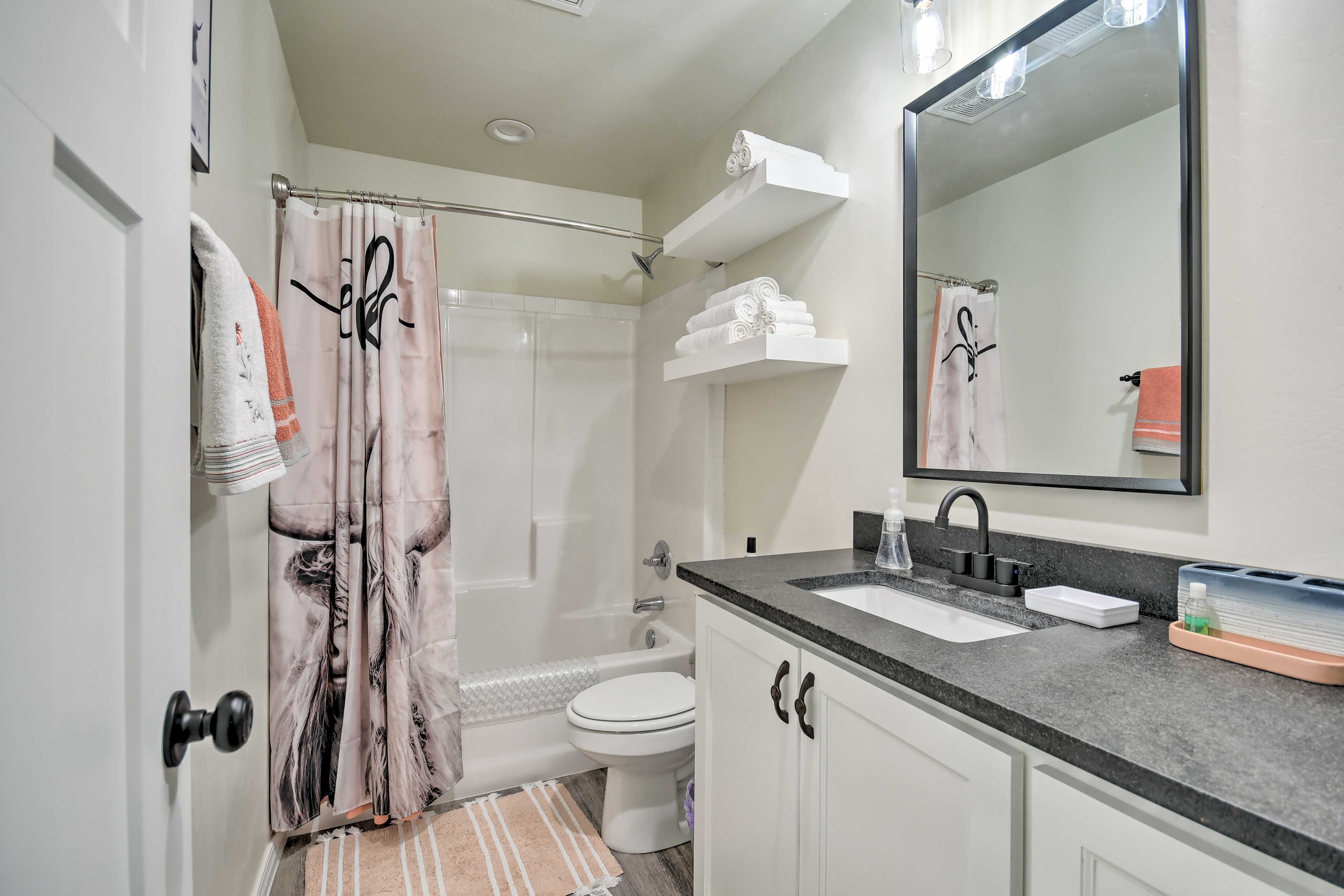 Full Bathroom | Towels Provided