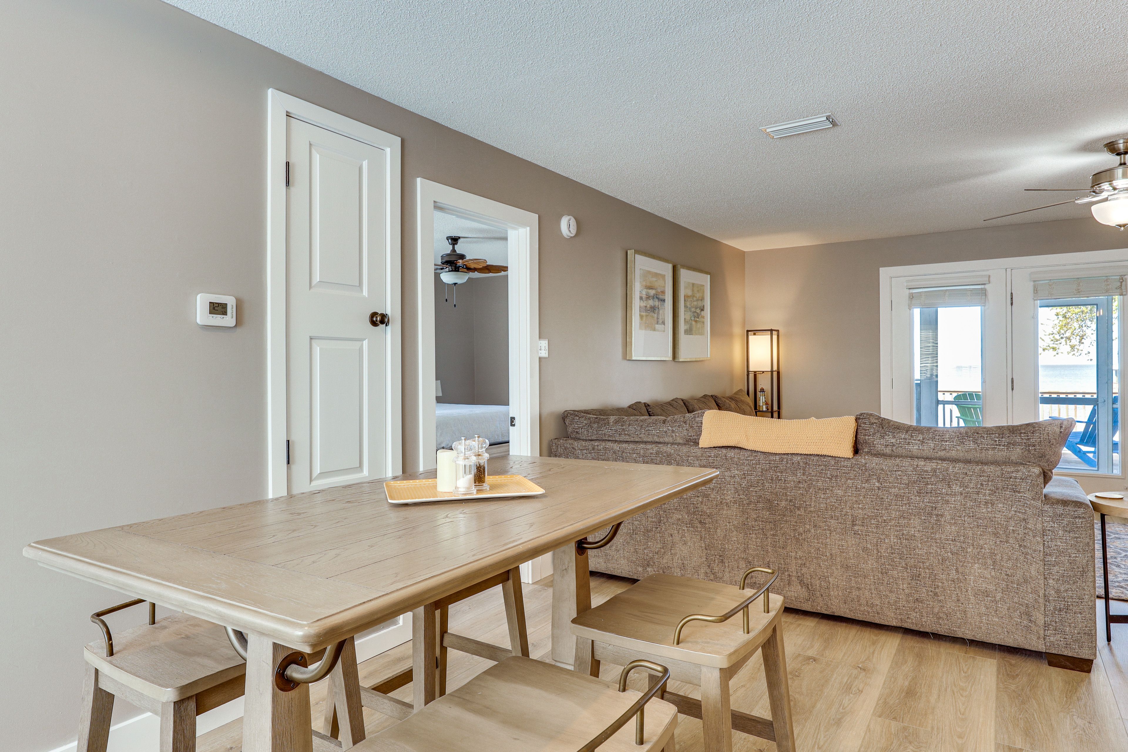 Dining Area | Dishes & Flatware Provided