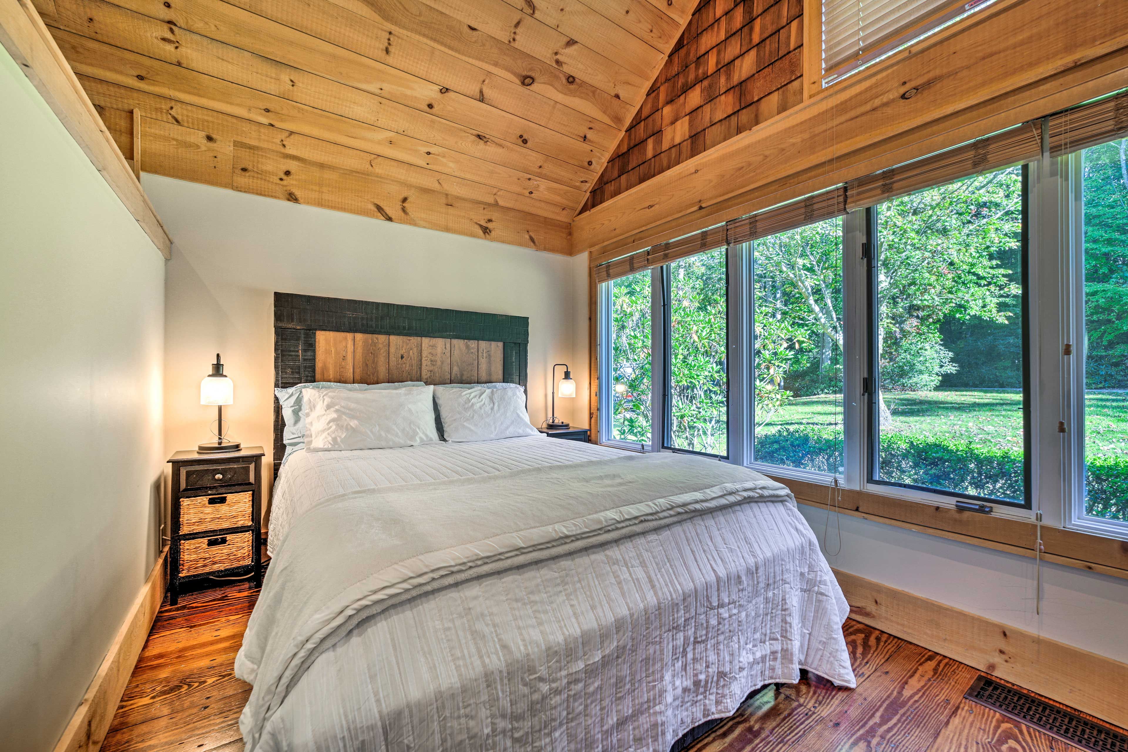 Studio | Queen Bed | Linens & Towels | Smart TV
