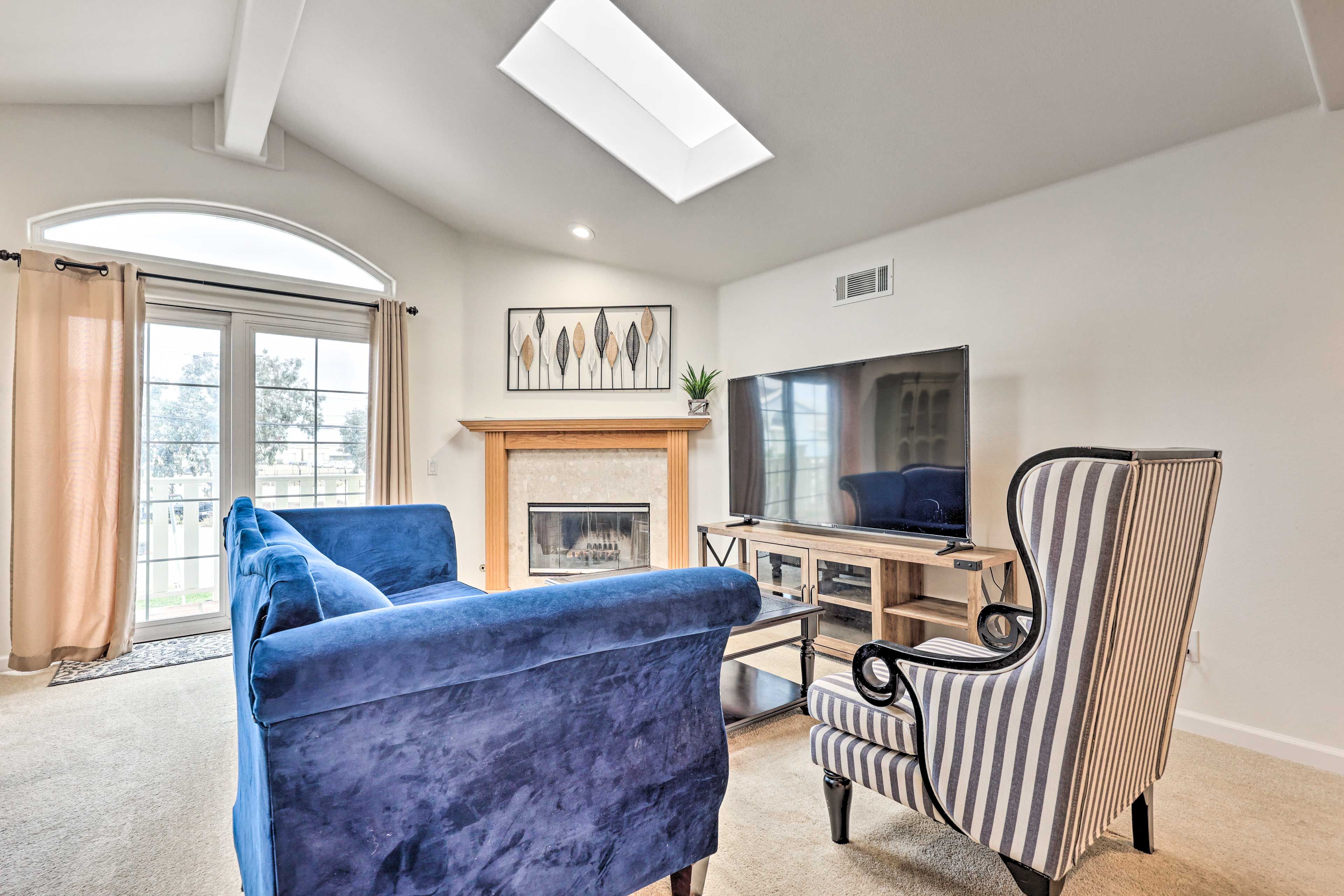 Living Room | 2nd Floor | Smart TV | Free WiFi | Central Heating