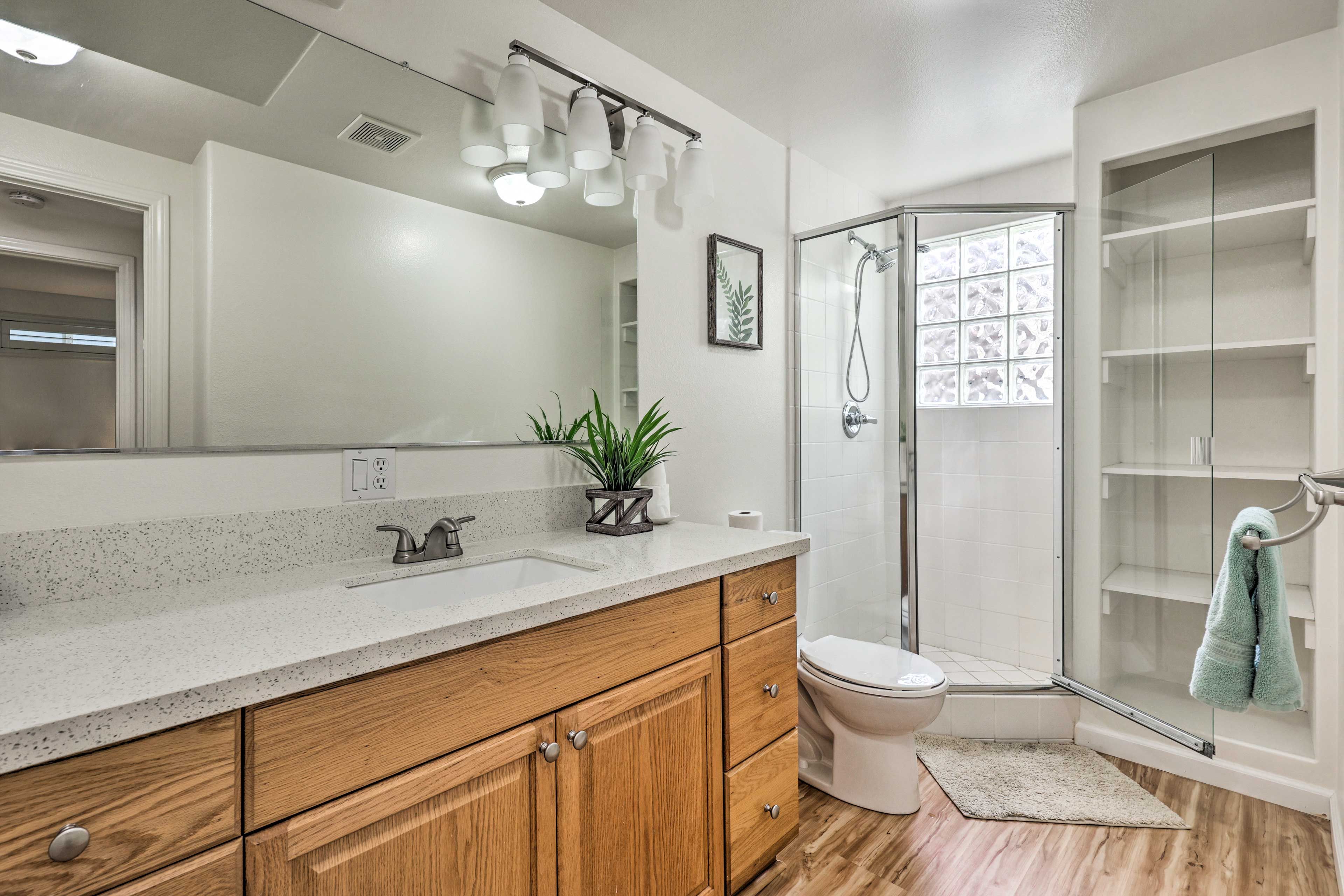Full Bathroom | 2nd Floor | Complimentary Toiletries | Towels Provided
