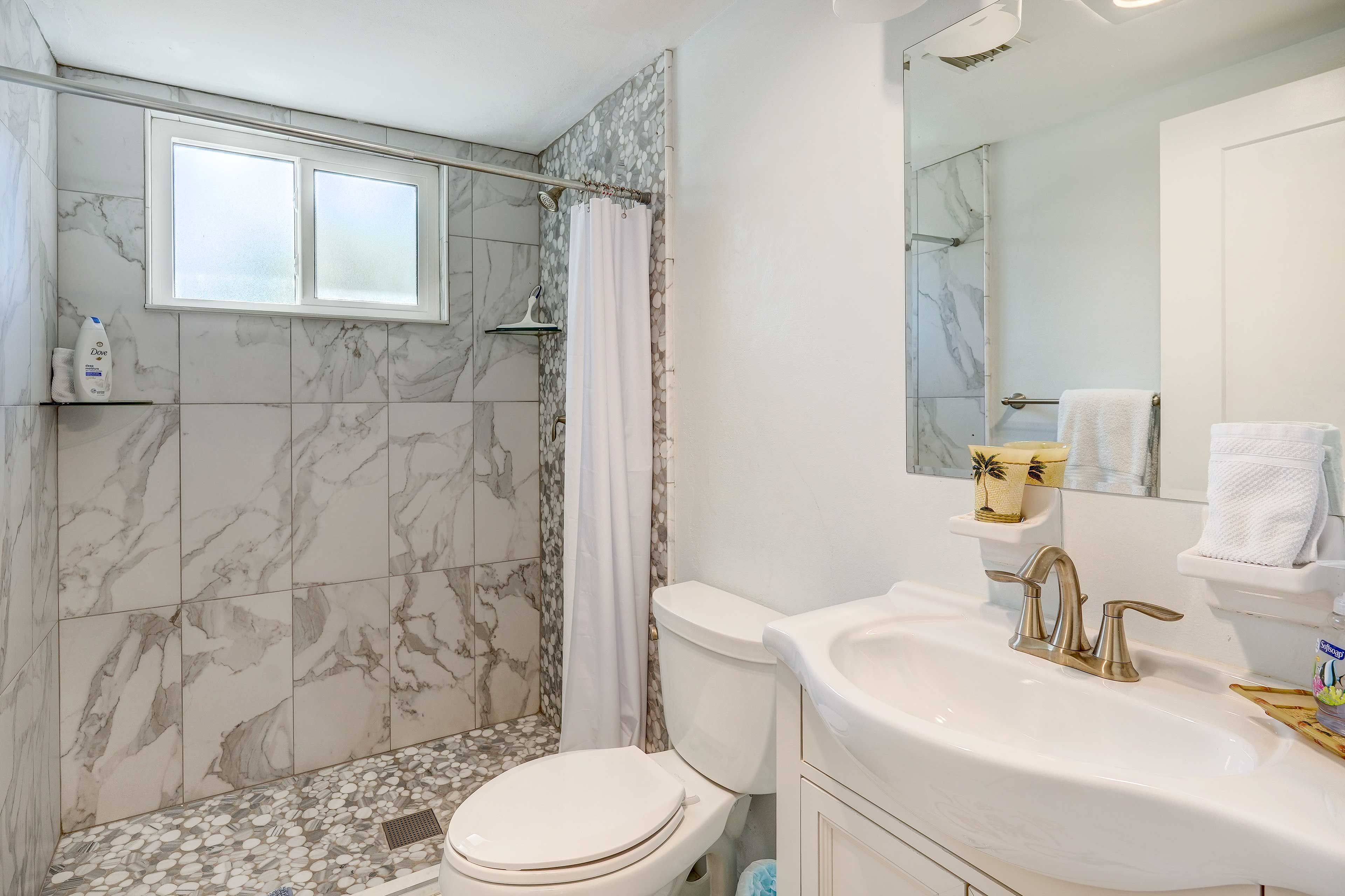Full Bathroom | 1st Floor | Towels Provided | Complimentary Toiletries