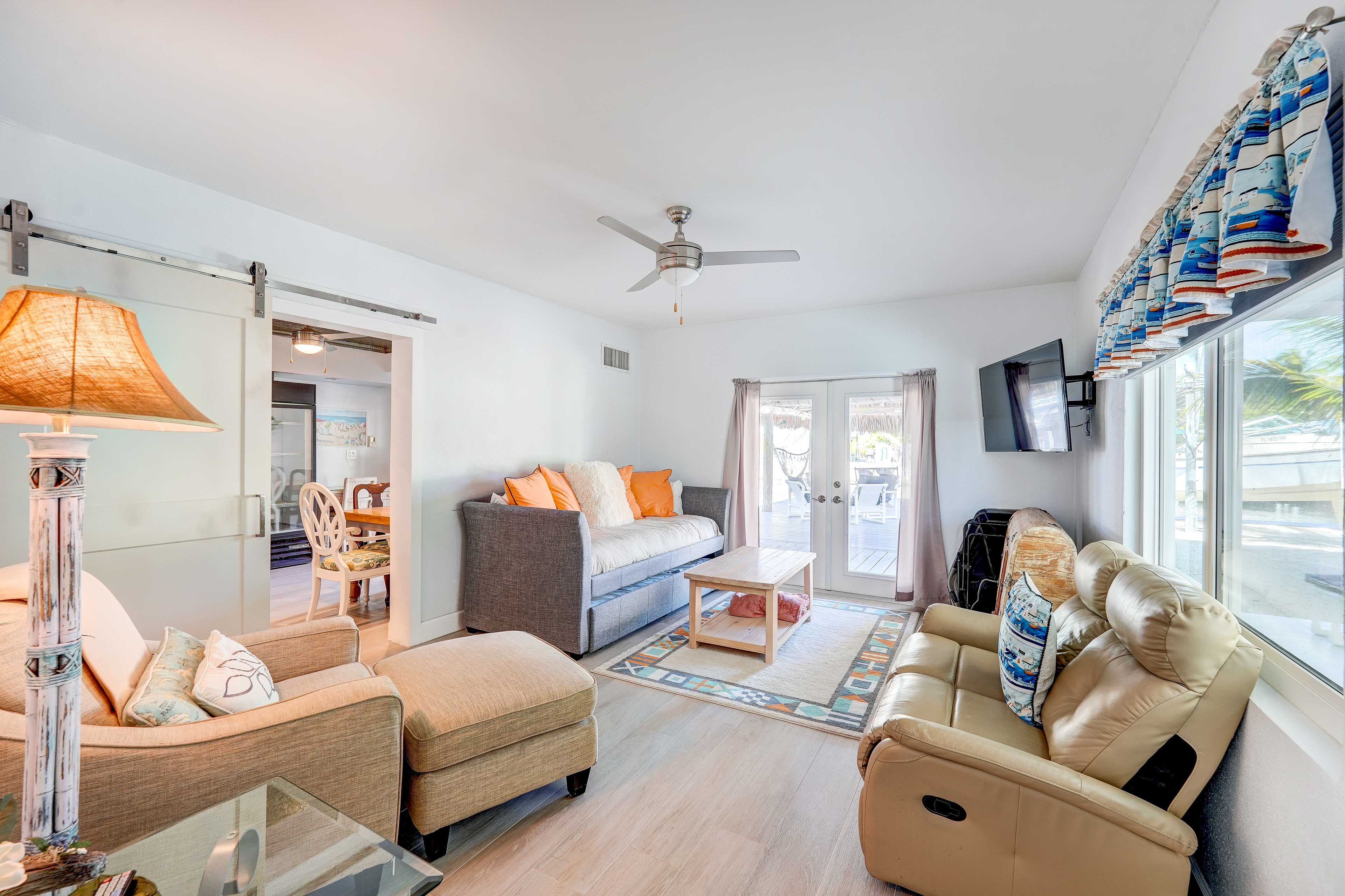 Lower Living Room | Twin Daybed w/ Twin Trundle | 1st Floor | Smart TV