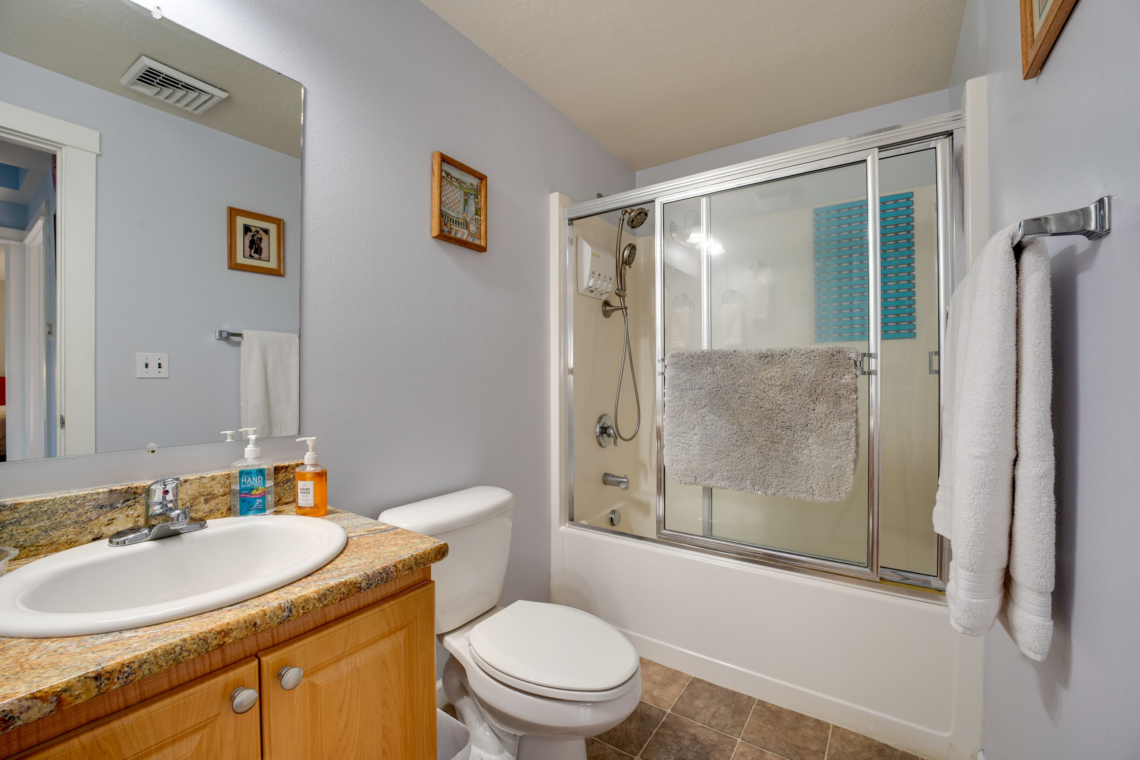 Full Bathroom | Towels Provided | Complimentary Toiletries