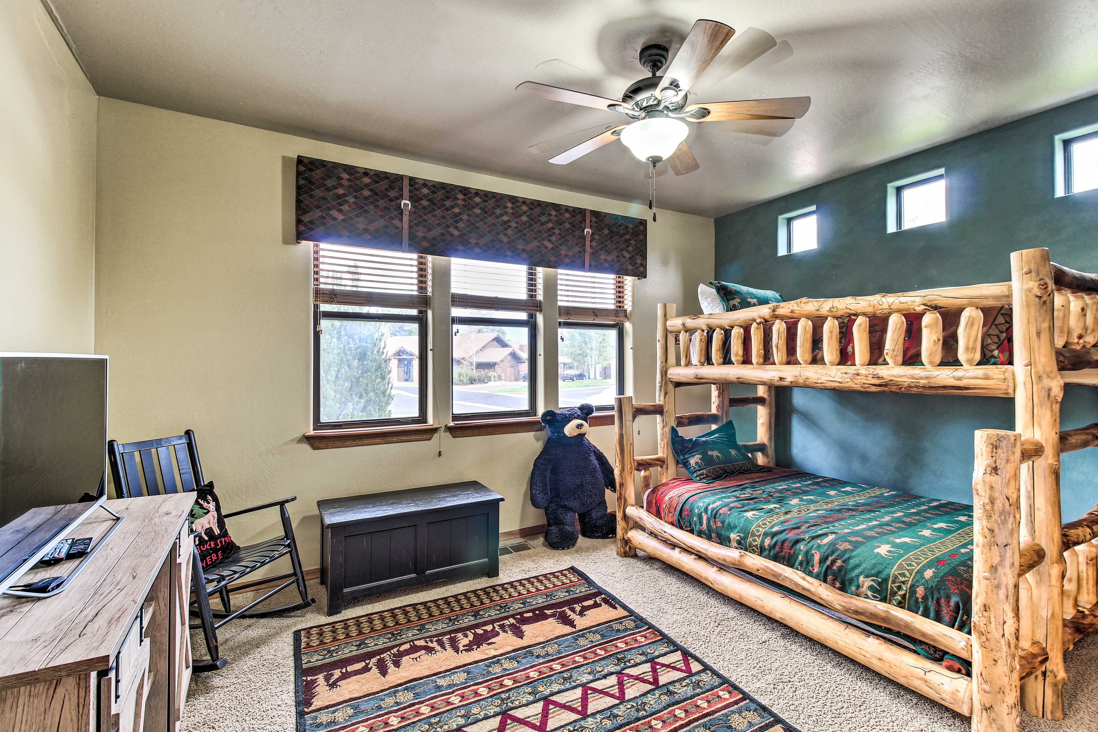 Bedroom 3 | Twin/Full Bunk Bed