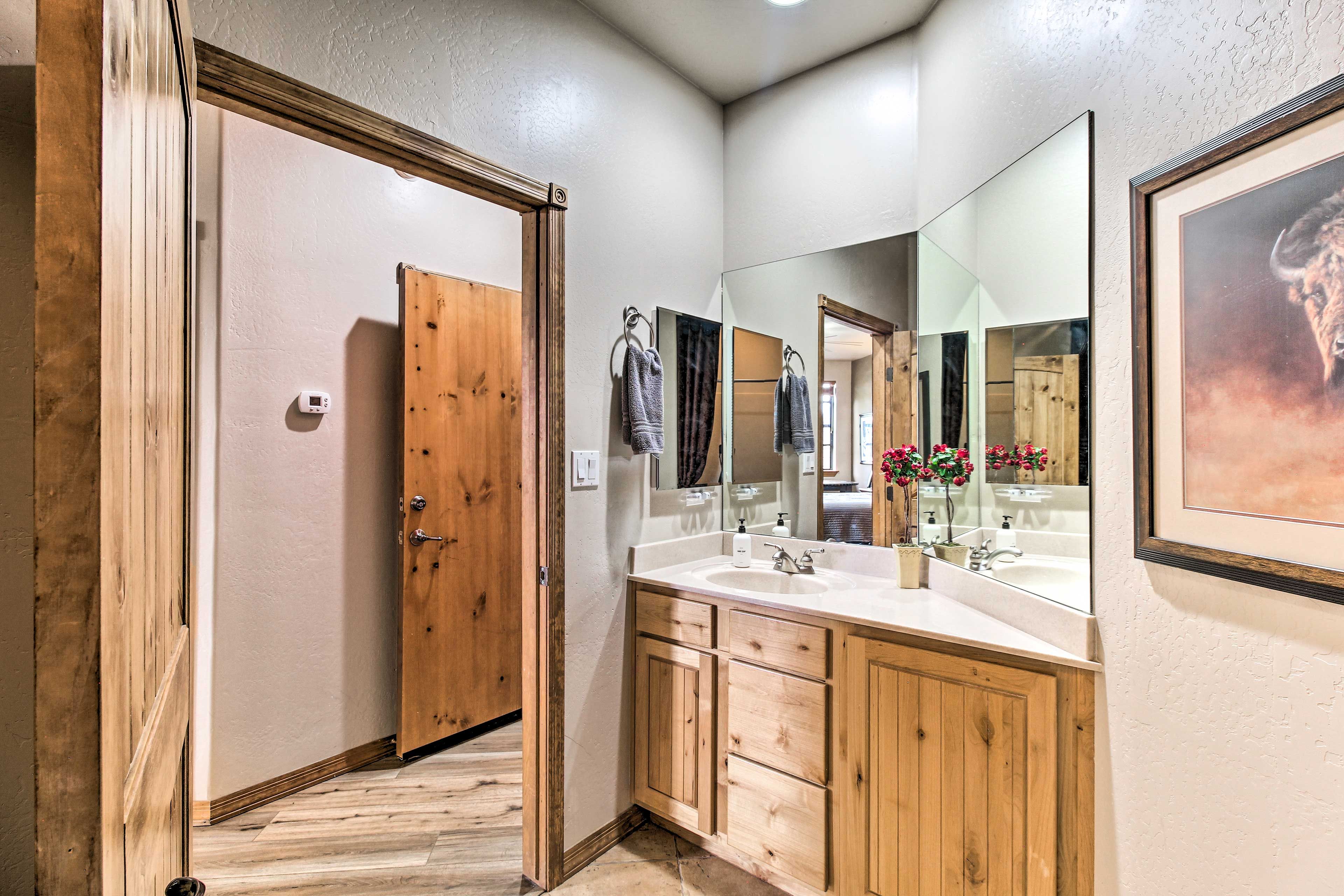 En-Suite Bathroom | Towels Provided | Shower/Tub Combo