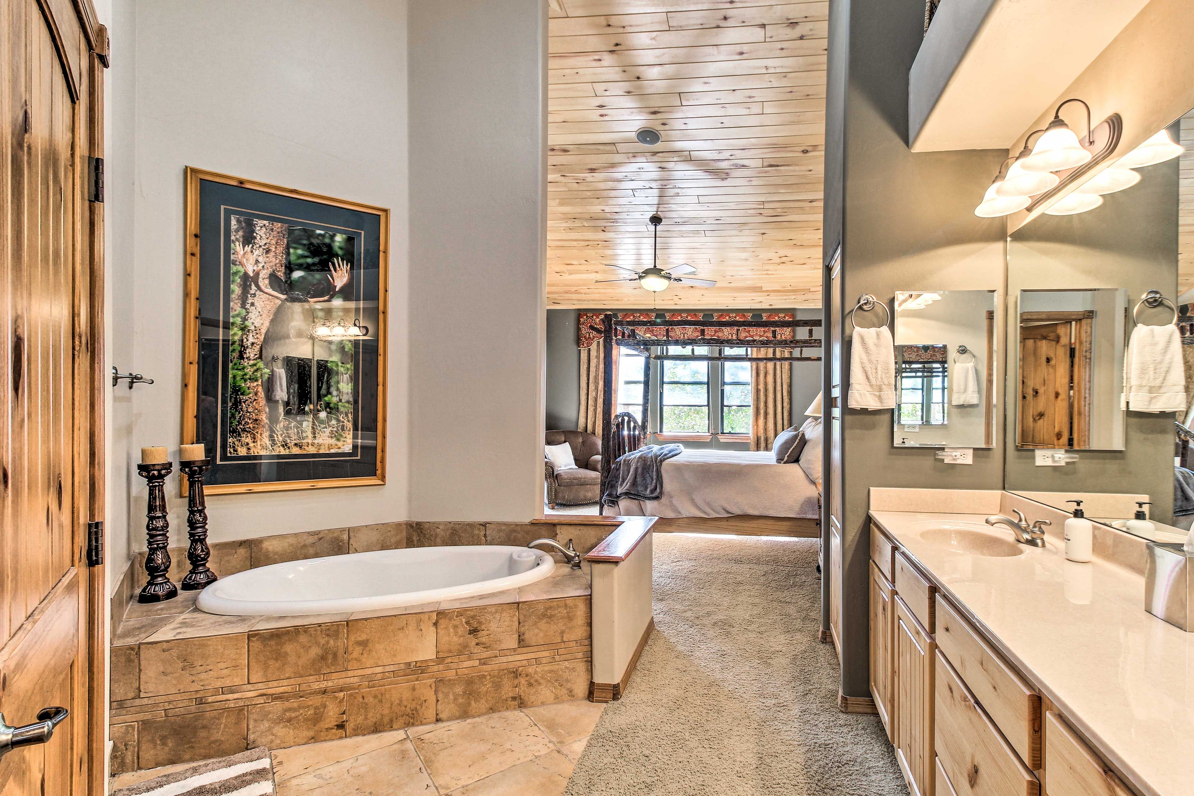 En-Suite Bathroom | Complimentary Toiletries | Jetted Tub