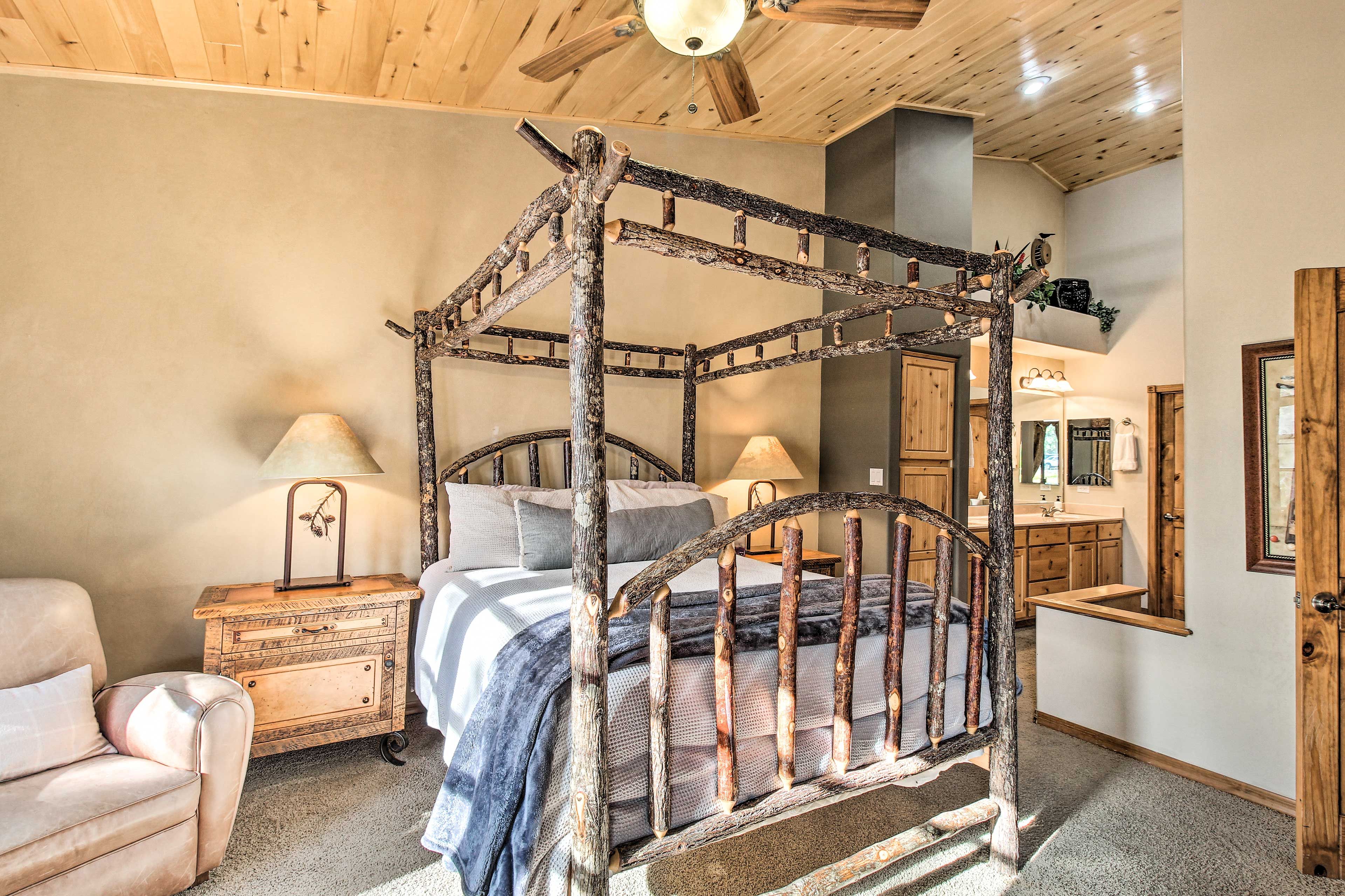 Bedroom 1 | Queen Bed | En-Suite Bathroom