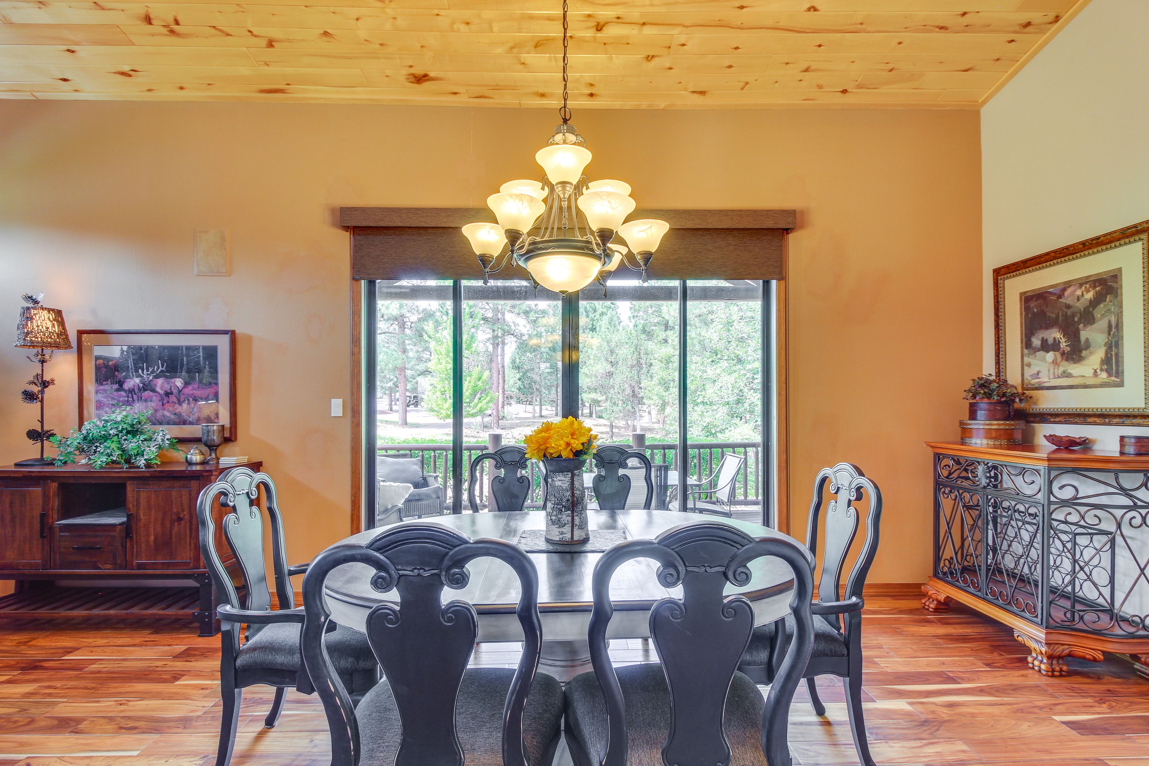 Dining Area | Self Check-In | Single-Story Townhome