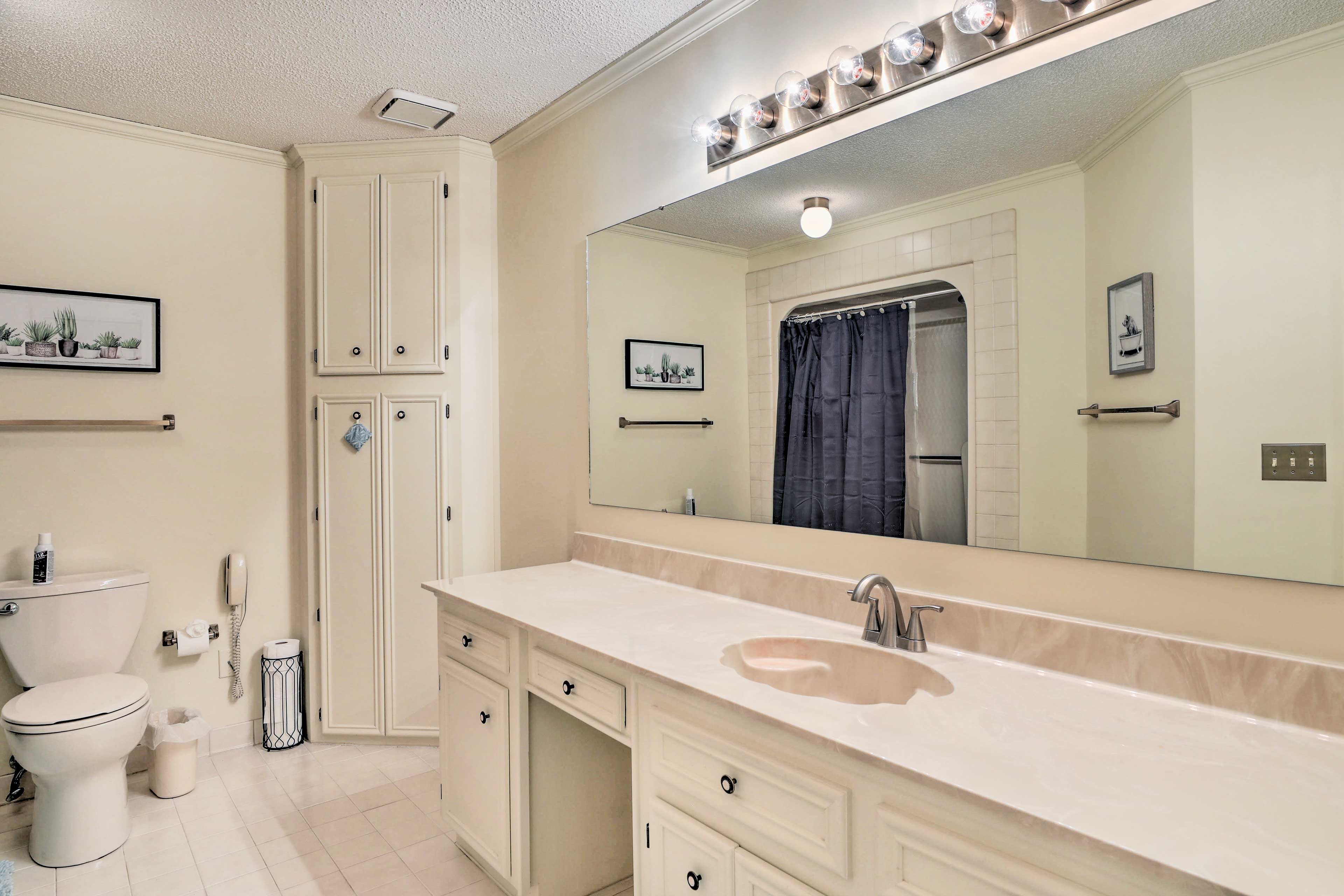 Full Bathroom | Towels Provided