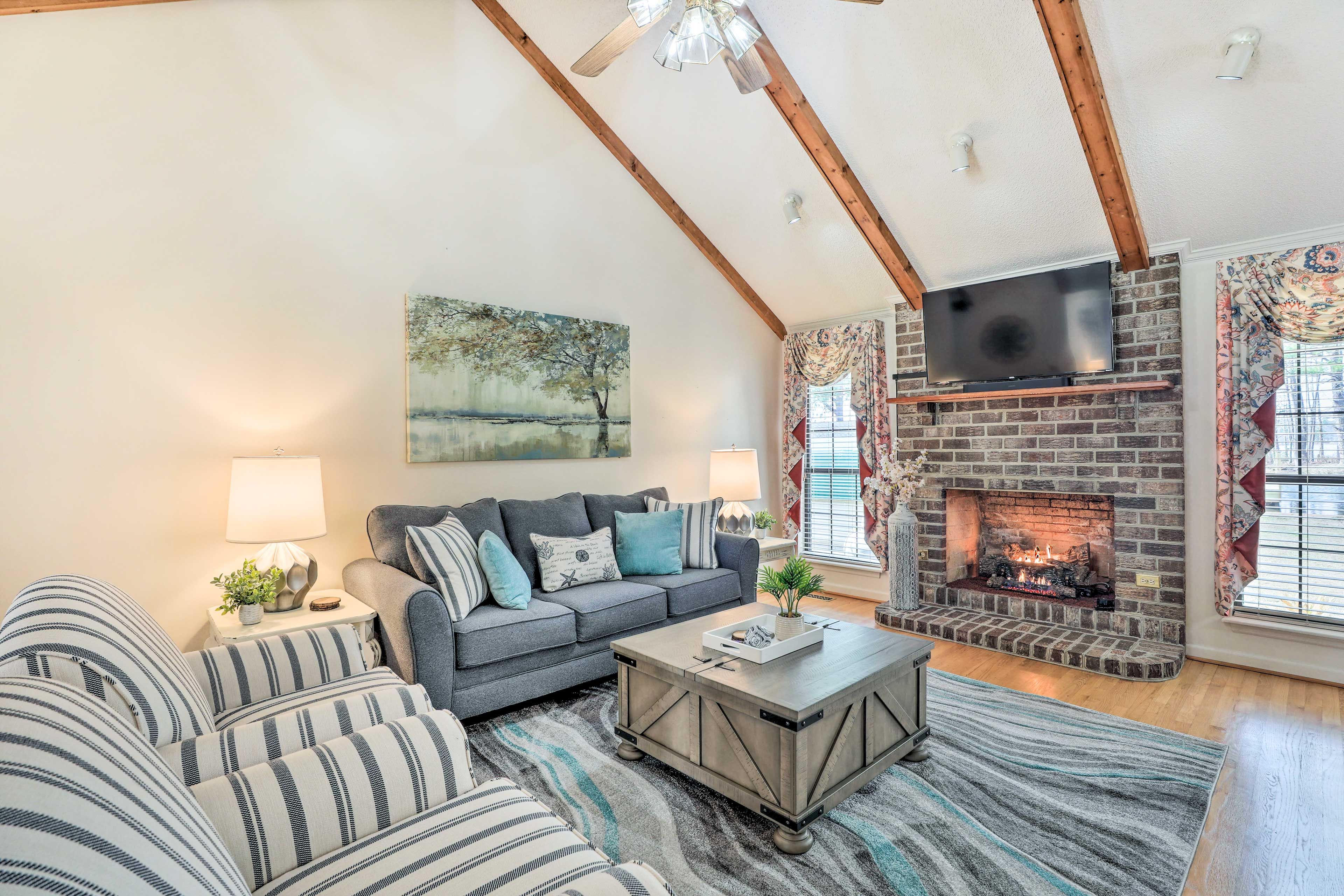 Living Room | Sleeper Sofa | Main Floor | Gas Fireplace