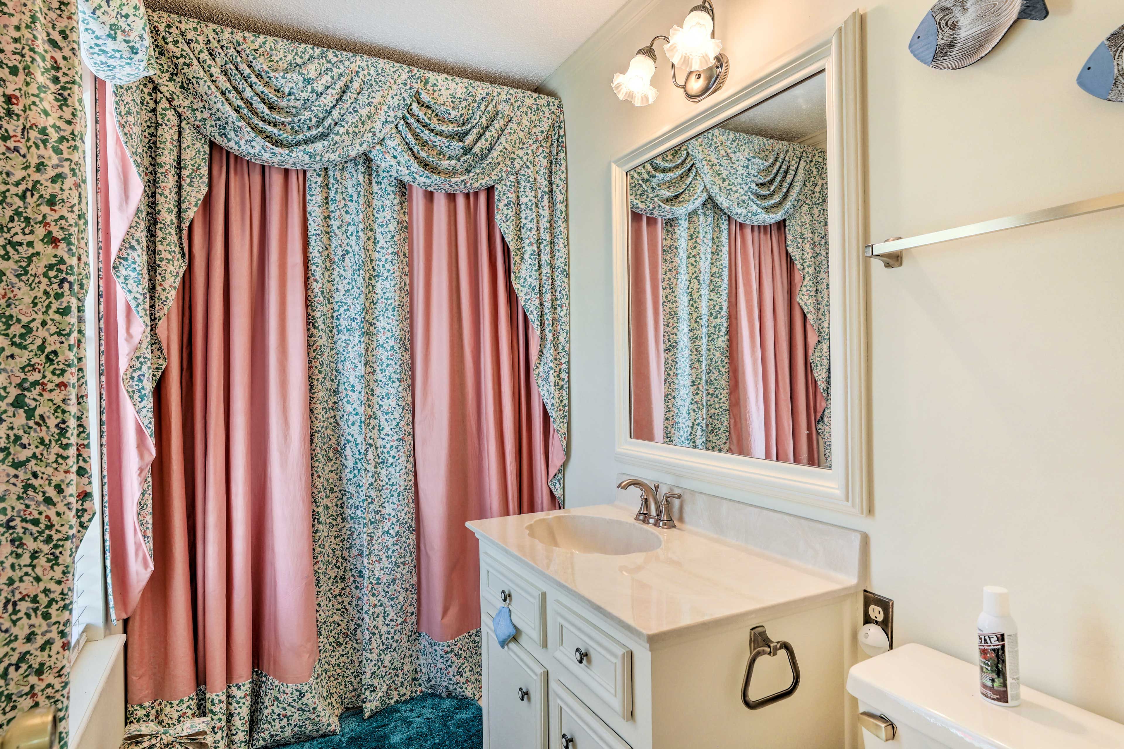 Full Bathroom | Shower/Tub Combo
