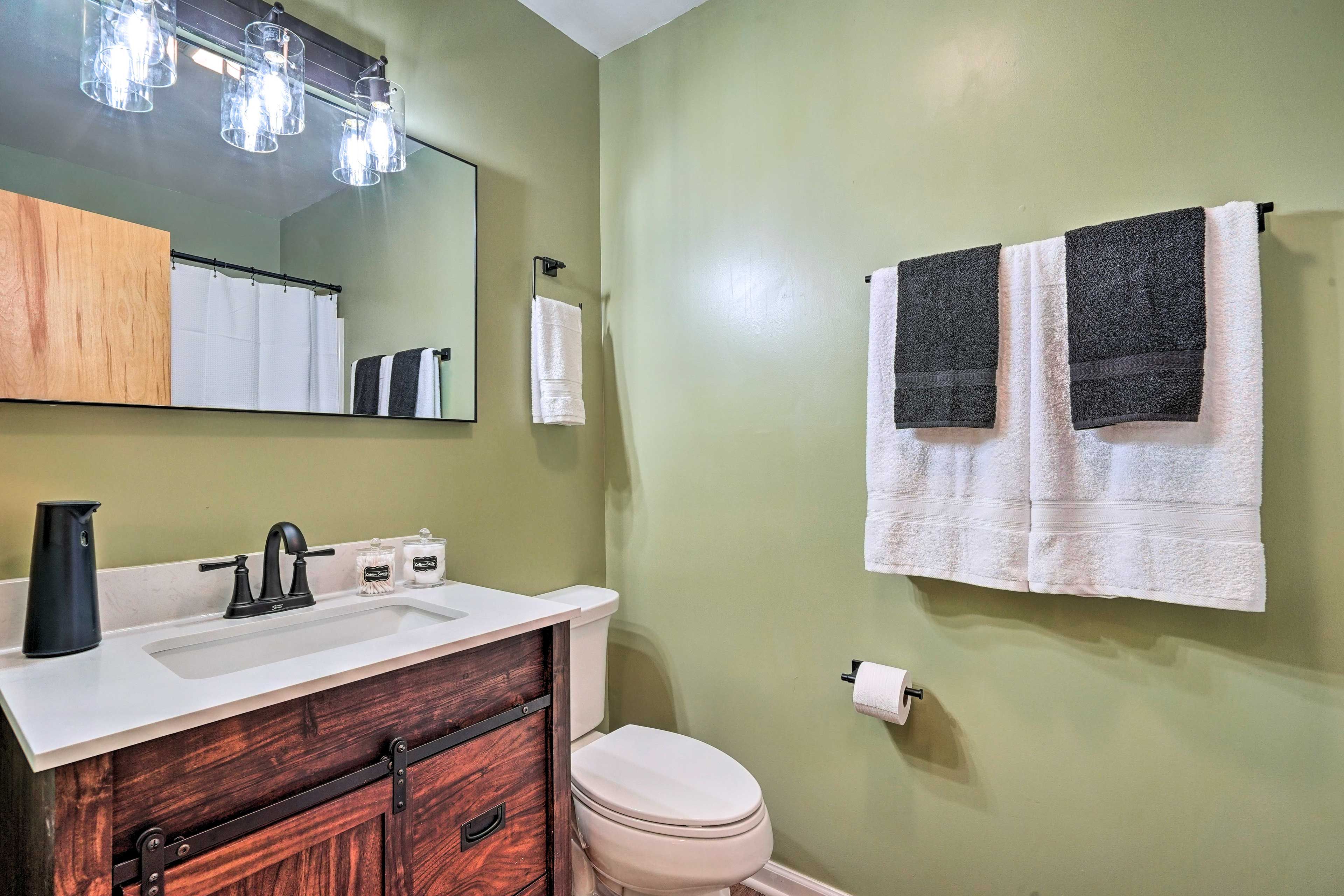 En-Suite Bathroom | Linens Provided | Complimentary Toiletries