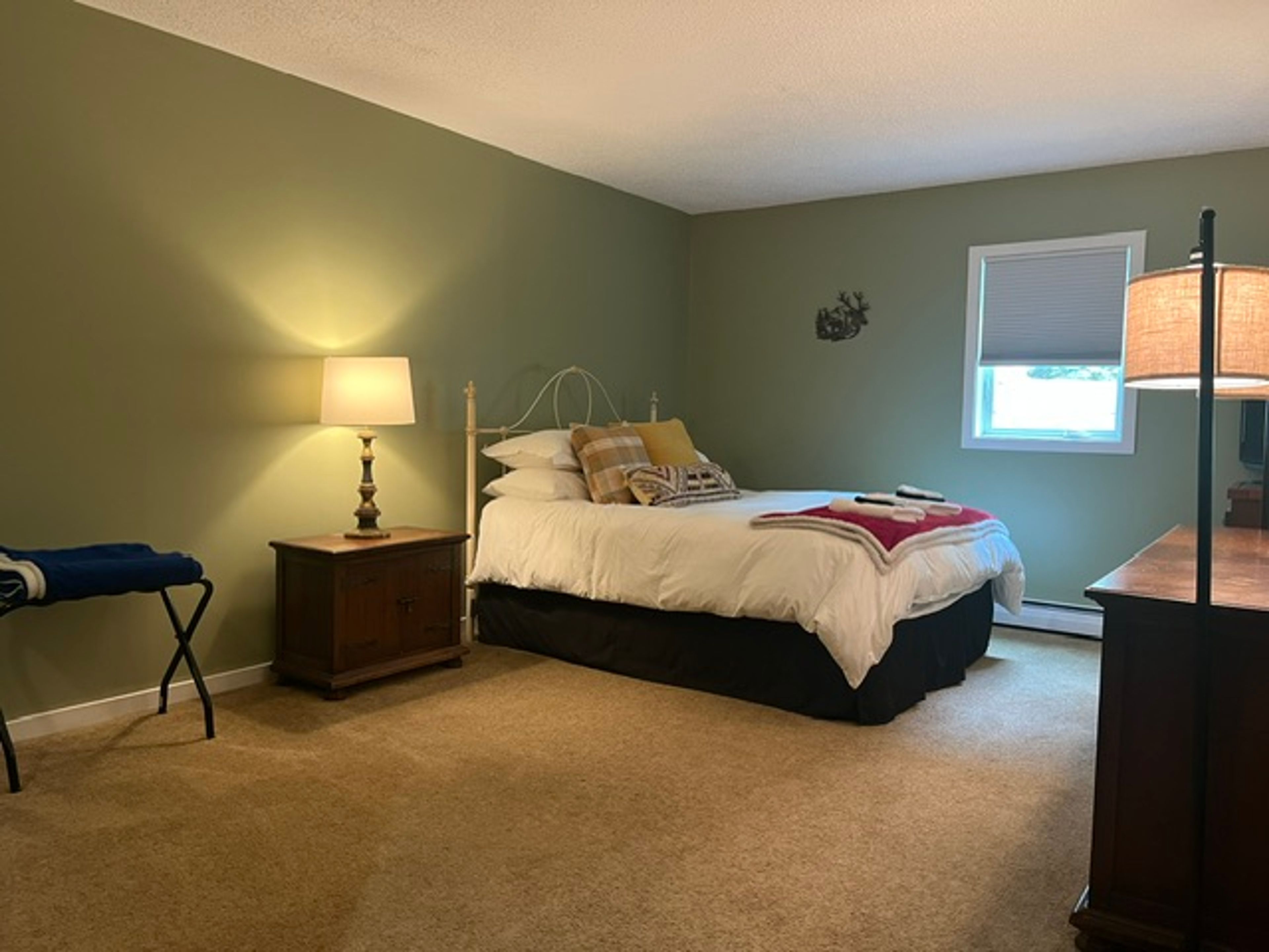 Bedroom 1 | Queen Bed