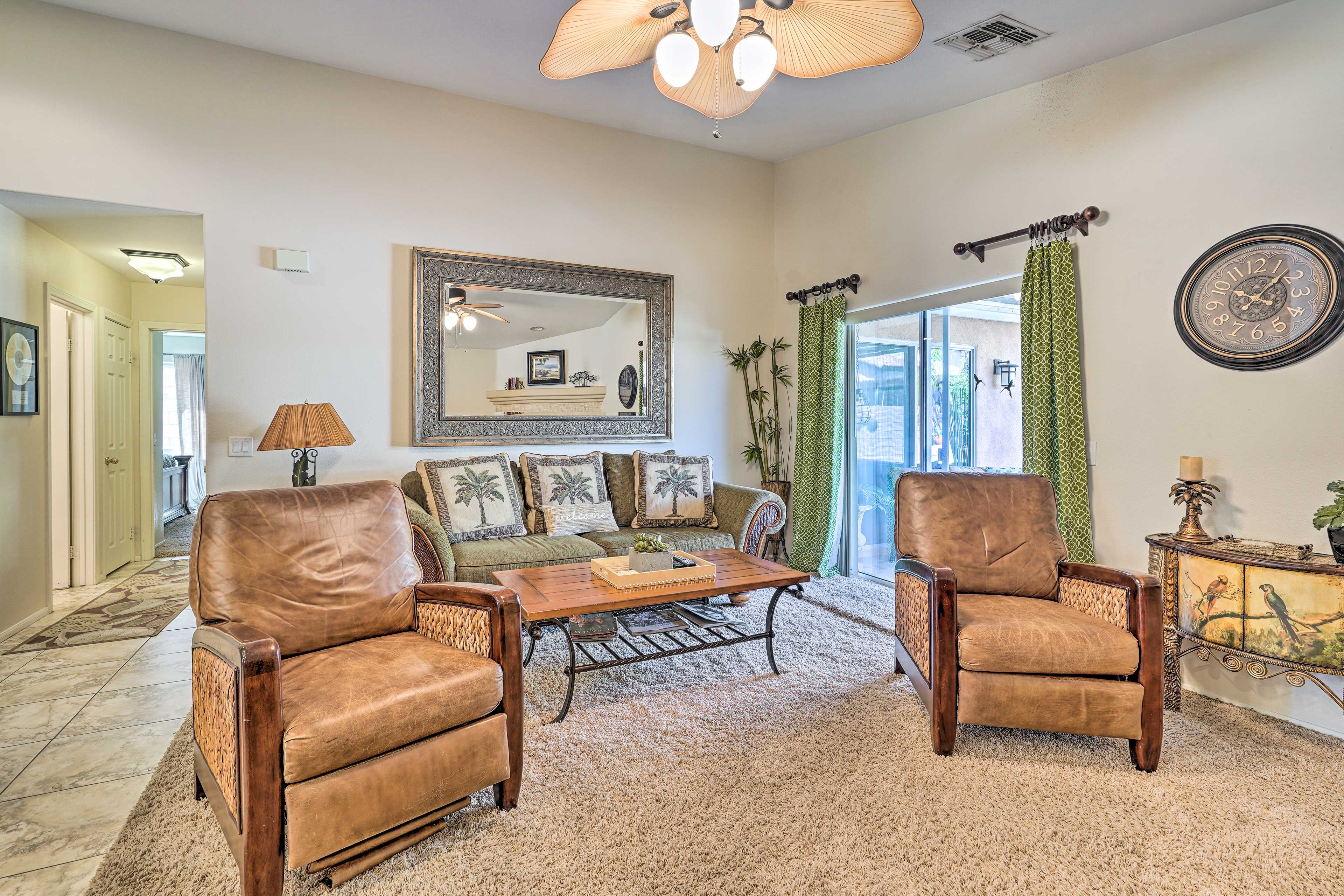 Living Room | TV w/ Cable