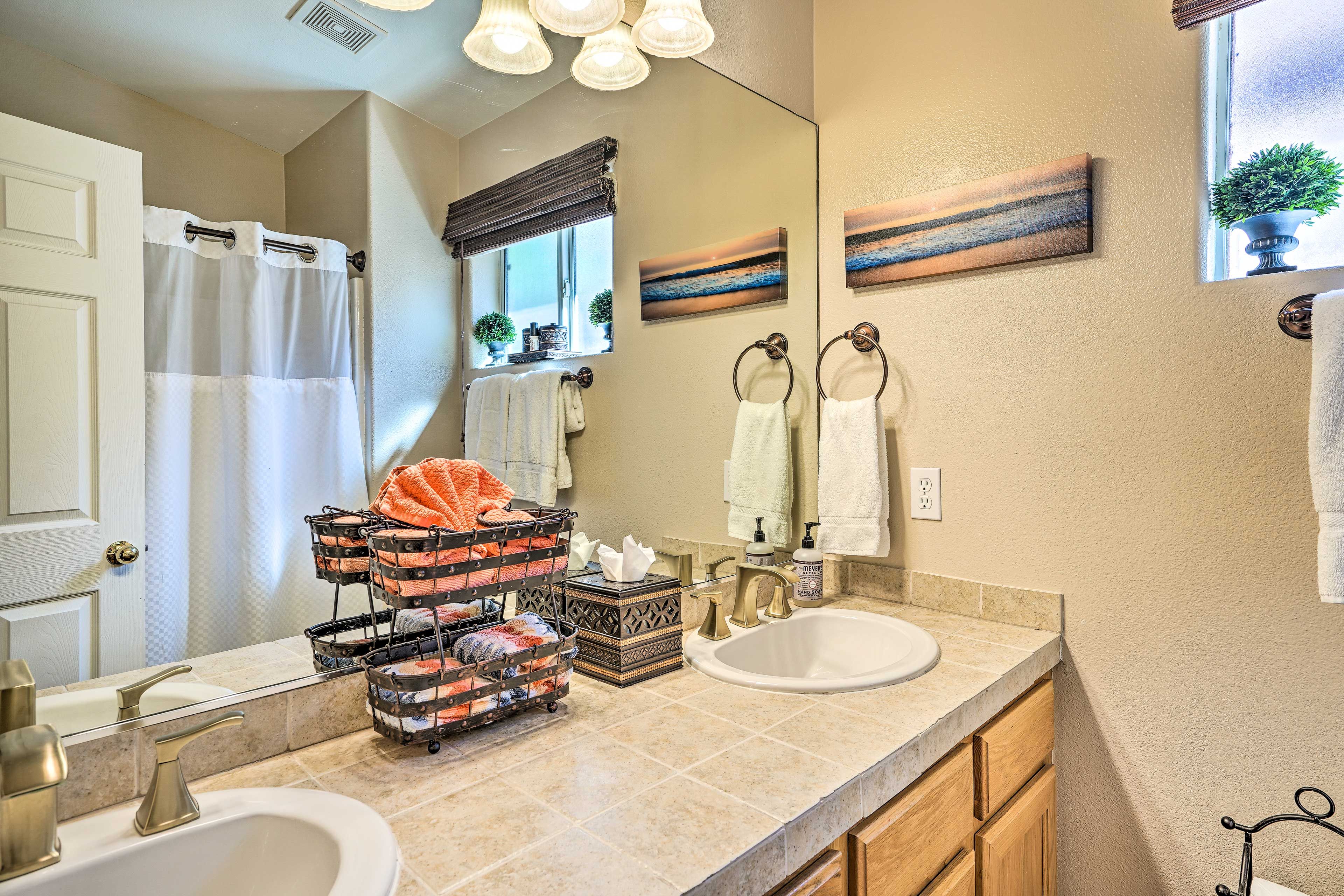 En-Suite Bathroom | Towels Provided | Complimentary Toiletries