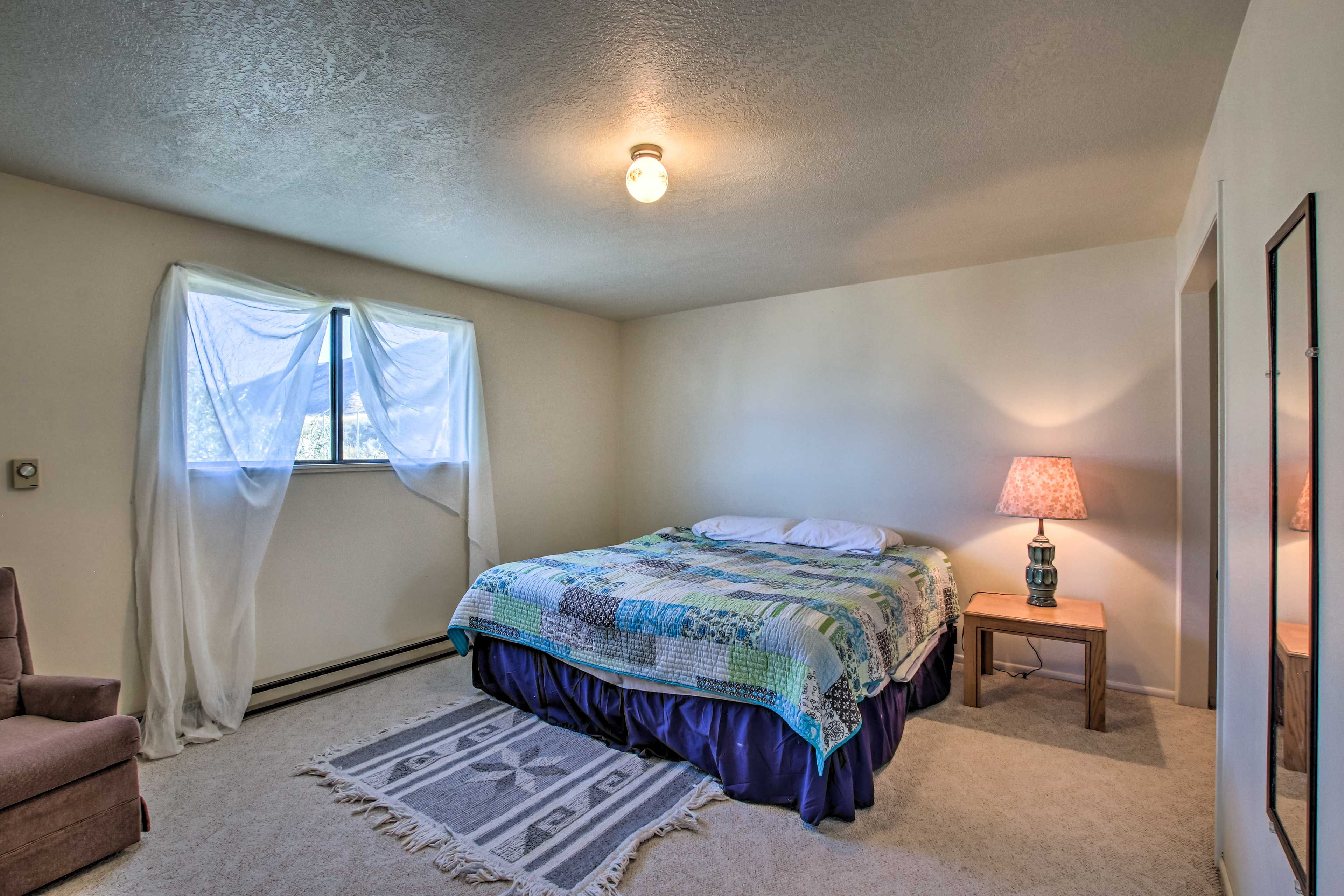 Bedroom 1 | Queen Bed | 2nd Floor | Linens Provided | Stereo