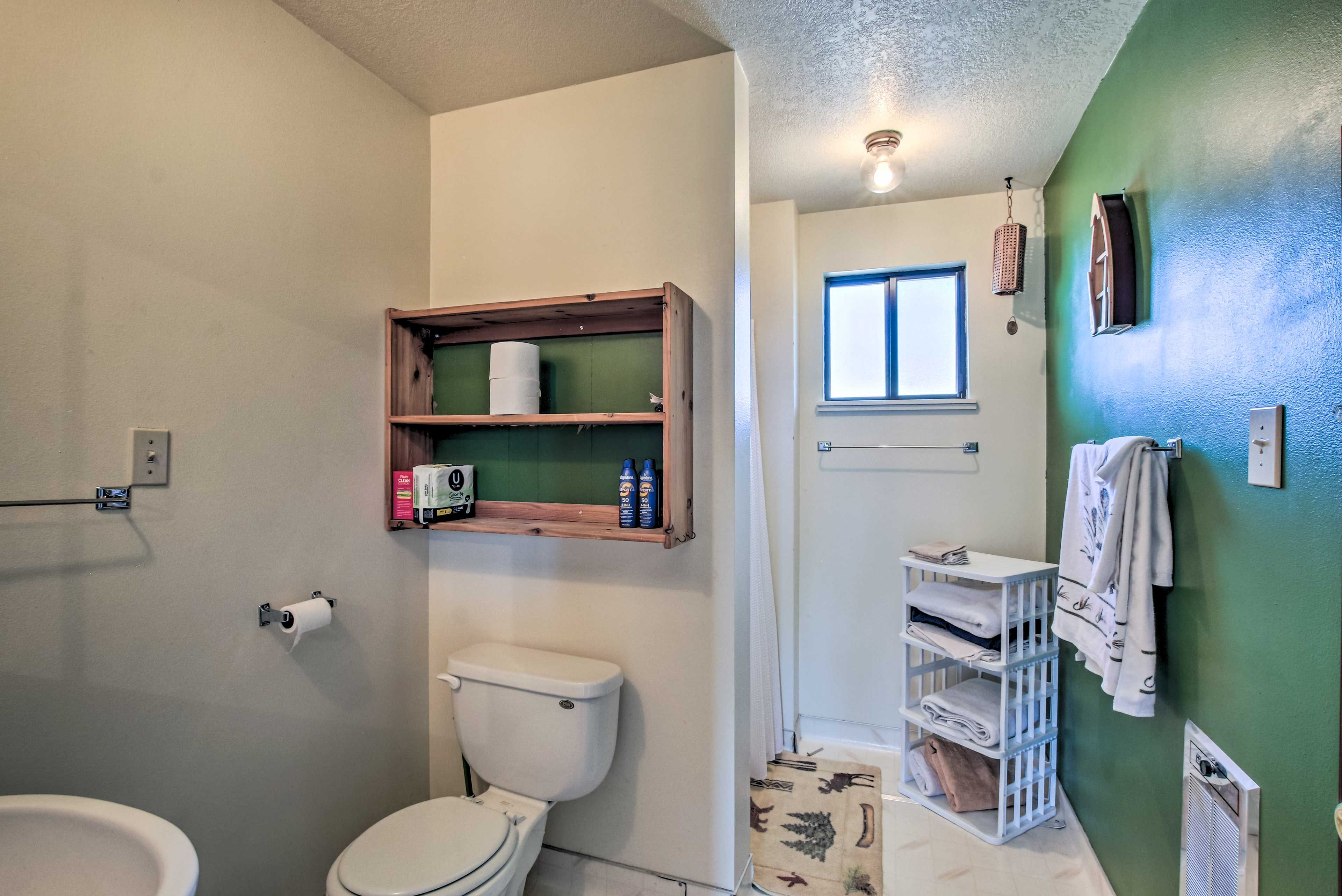 Full Bathroom | 2nd Floor | Towels Provided