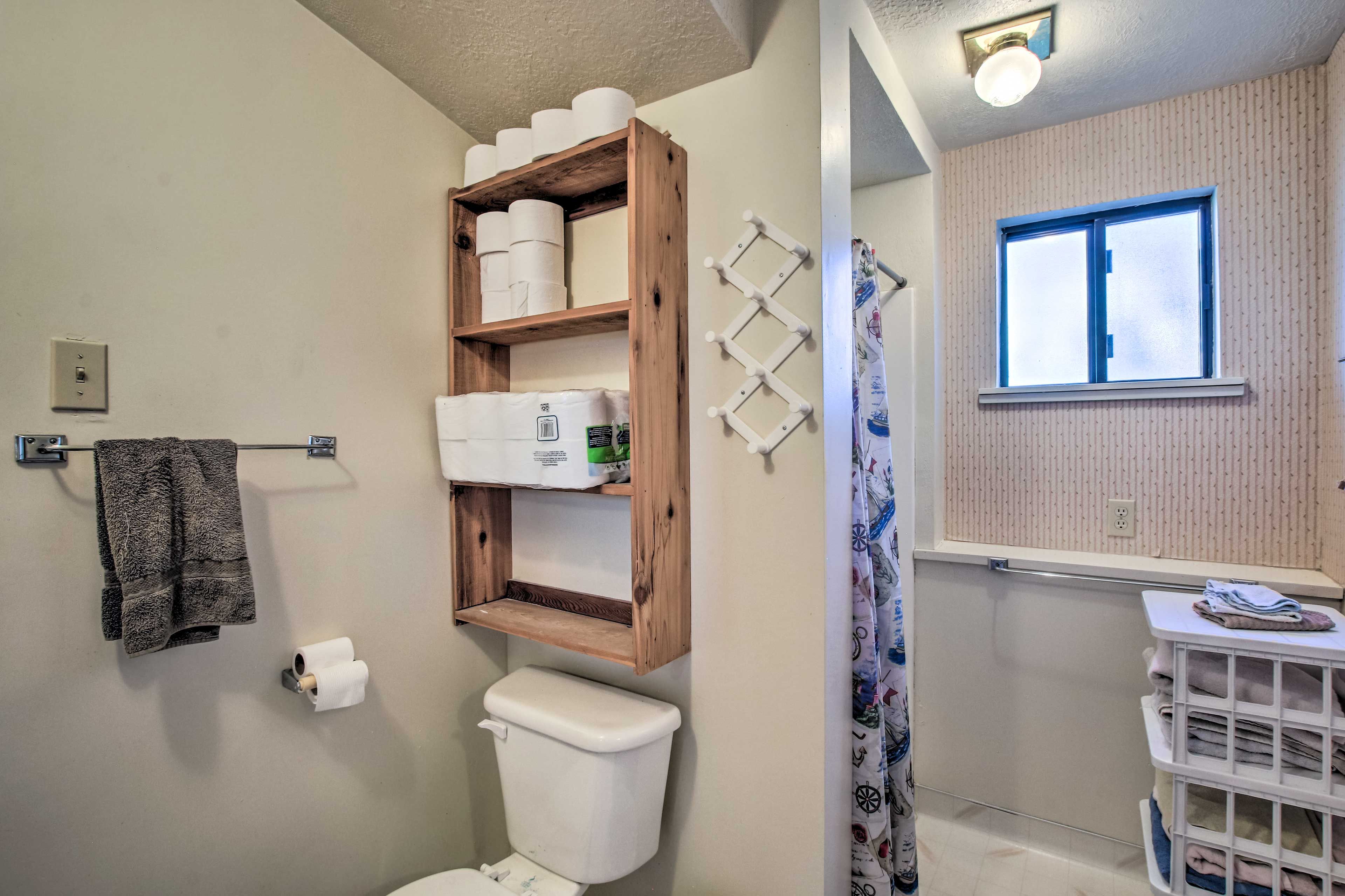 Full Bathroom | 1st Floor | Complimentary Toiletries
