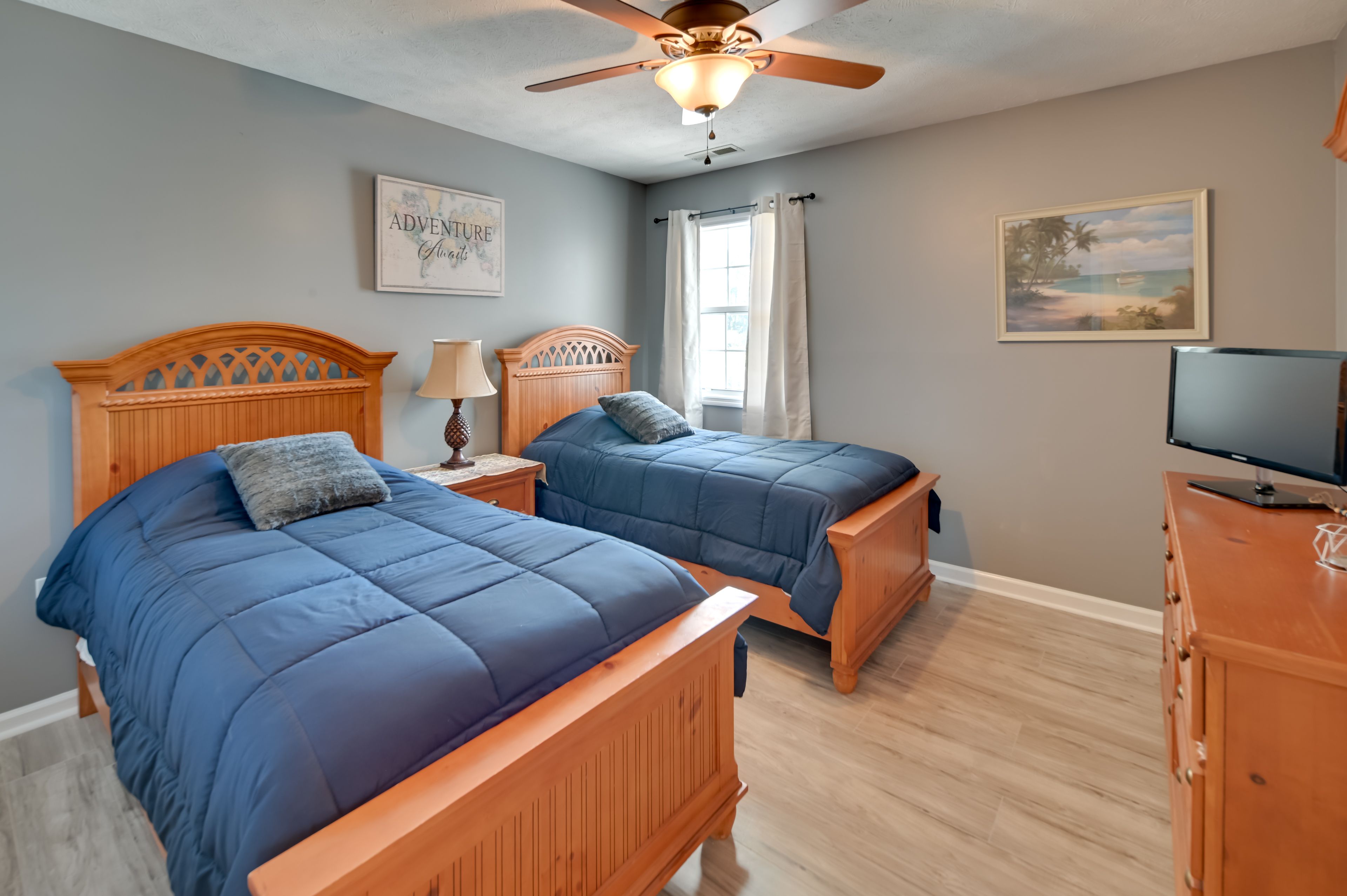 Bedroom 2 | 2 Twin Beds | Smart TV