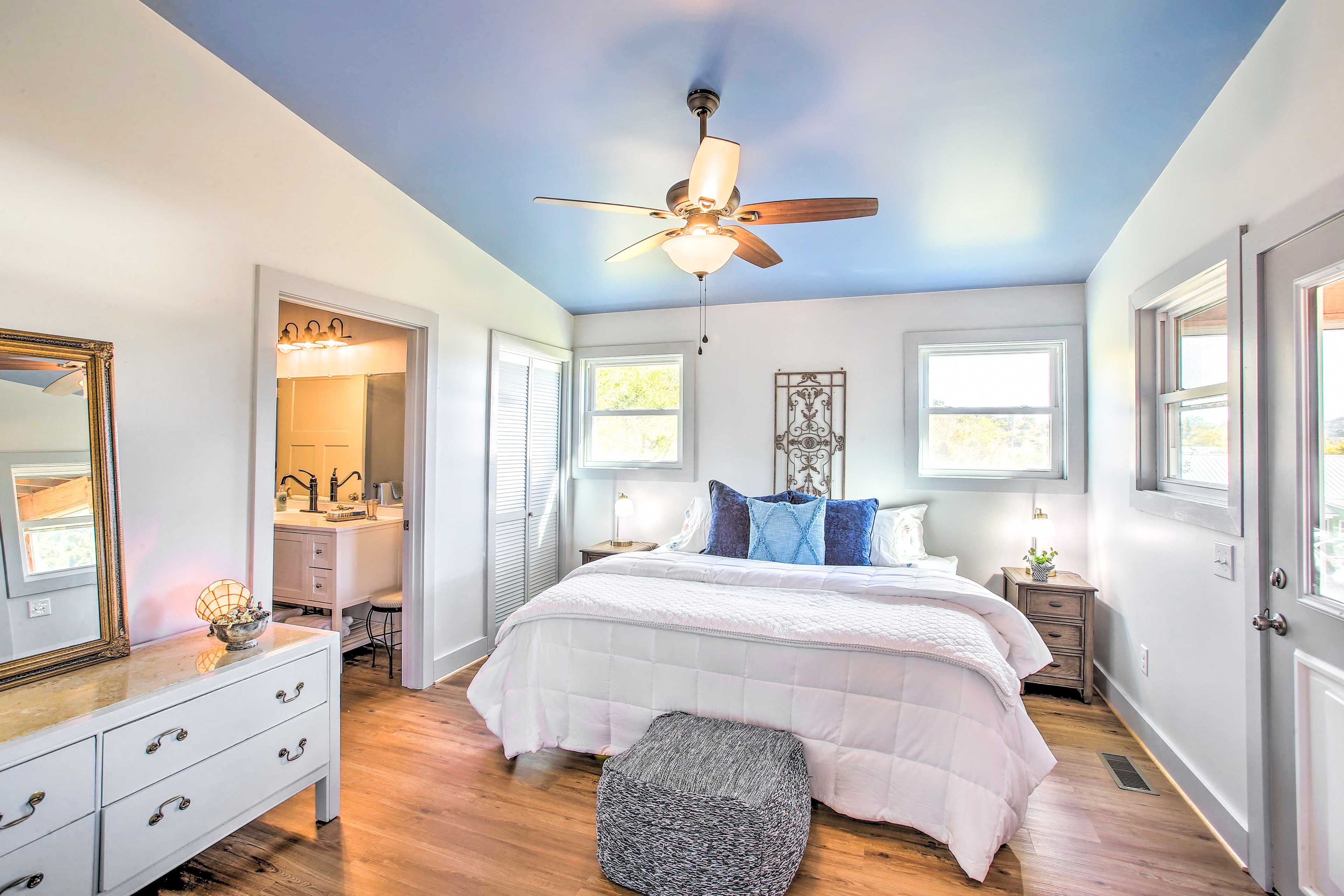 Bedroom | King Bed | Linens Provided