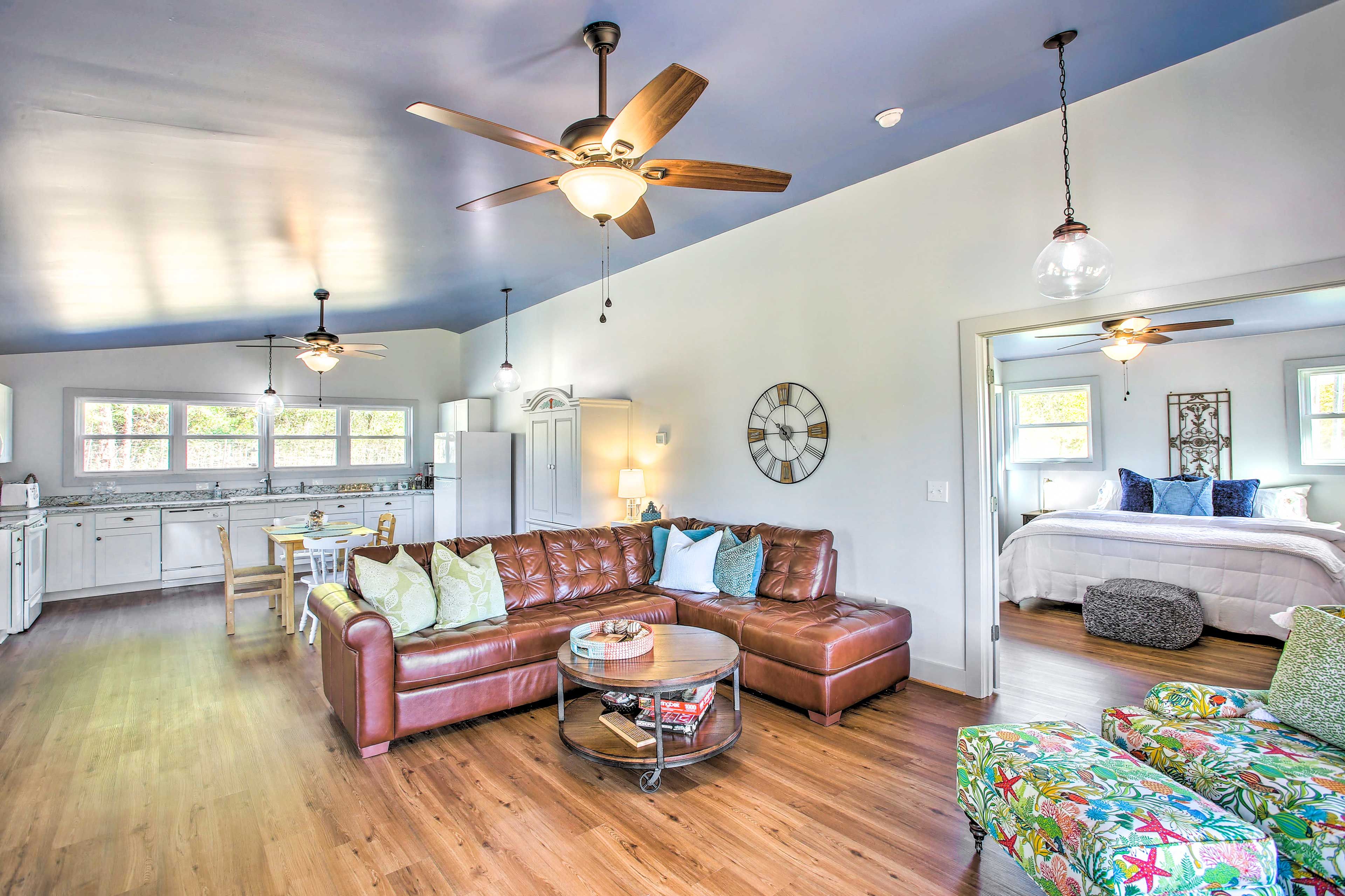 Living Room | Free WiFi | Central A/C & Heat