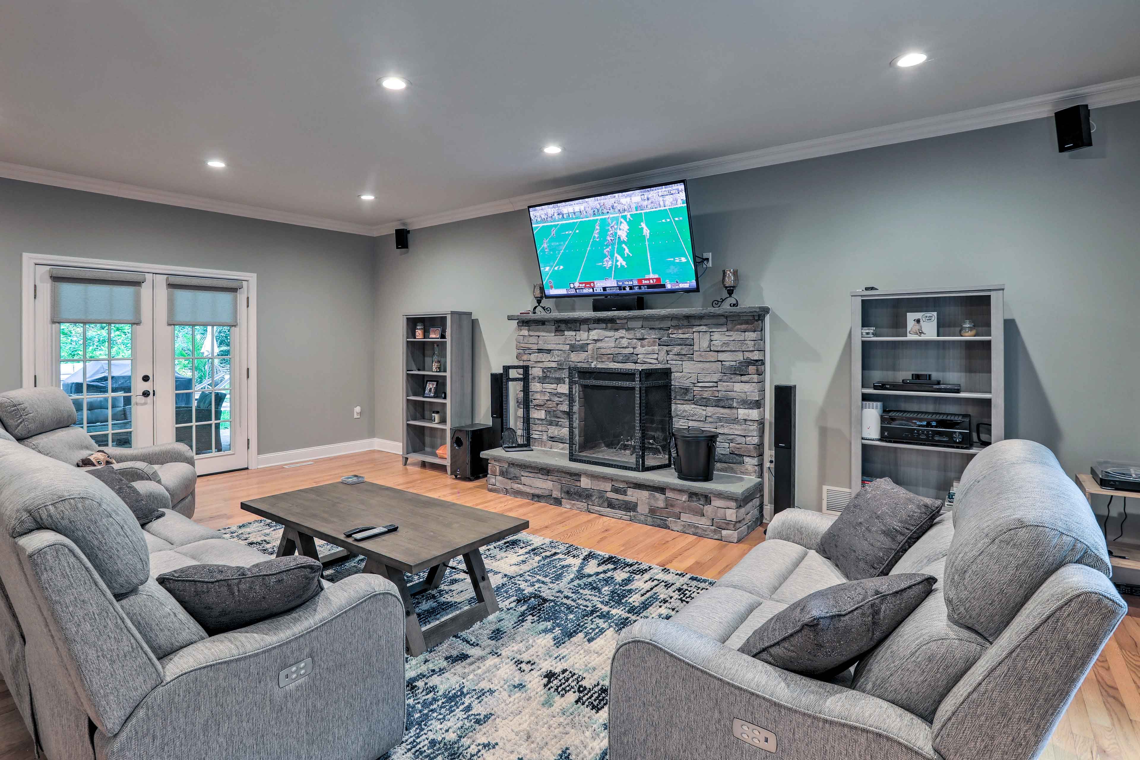 Living Room | Smart TV | DVD Player | Central A/C + Heating