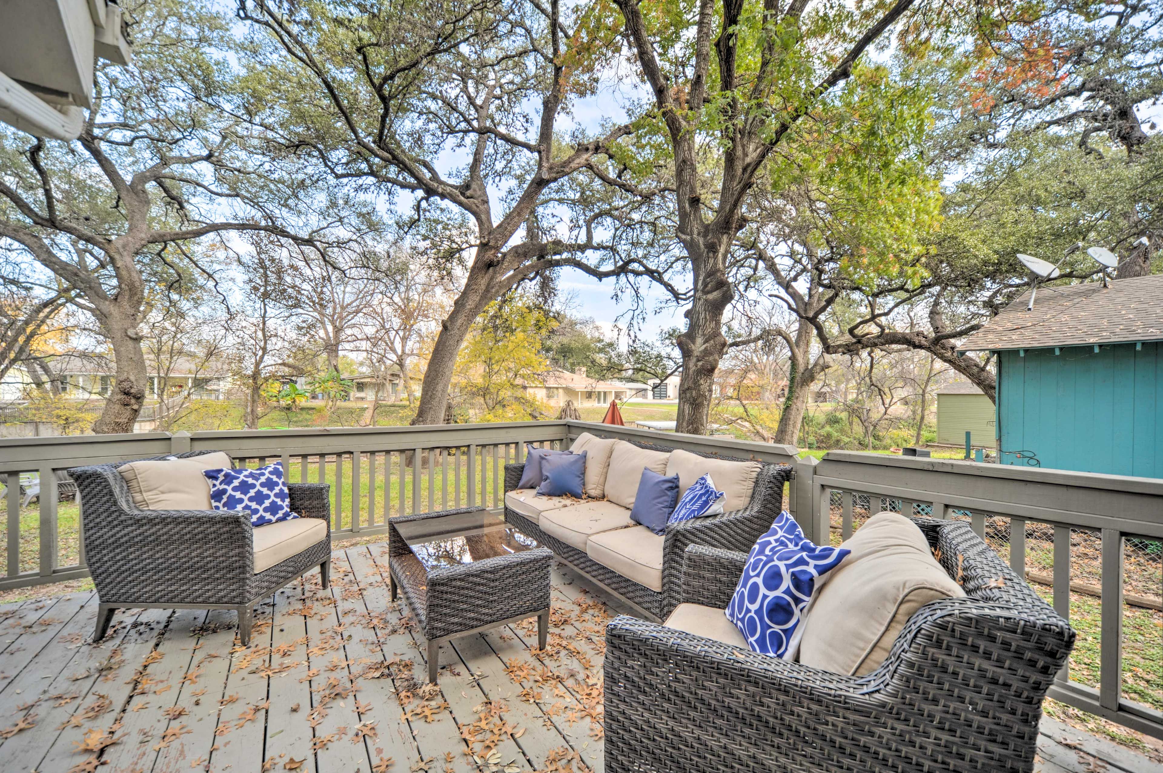 Deck | Seating & Dining Areas