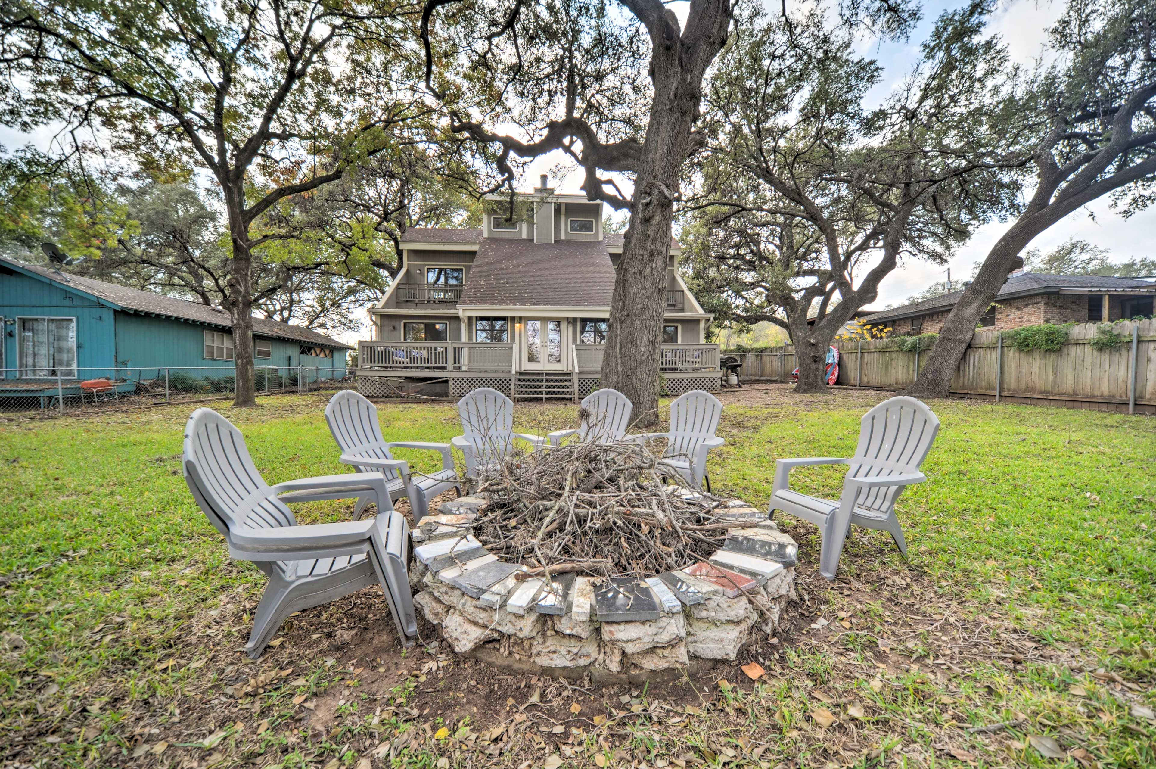 Backyard | River Access to Lake LBJ On-Site | Kayaks | Gas Grill | Deck