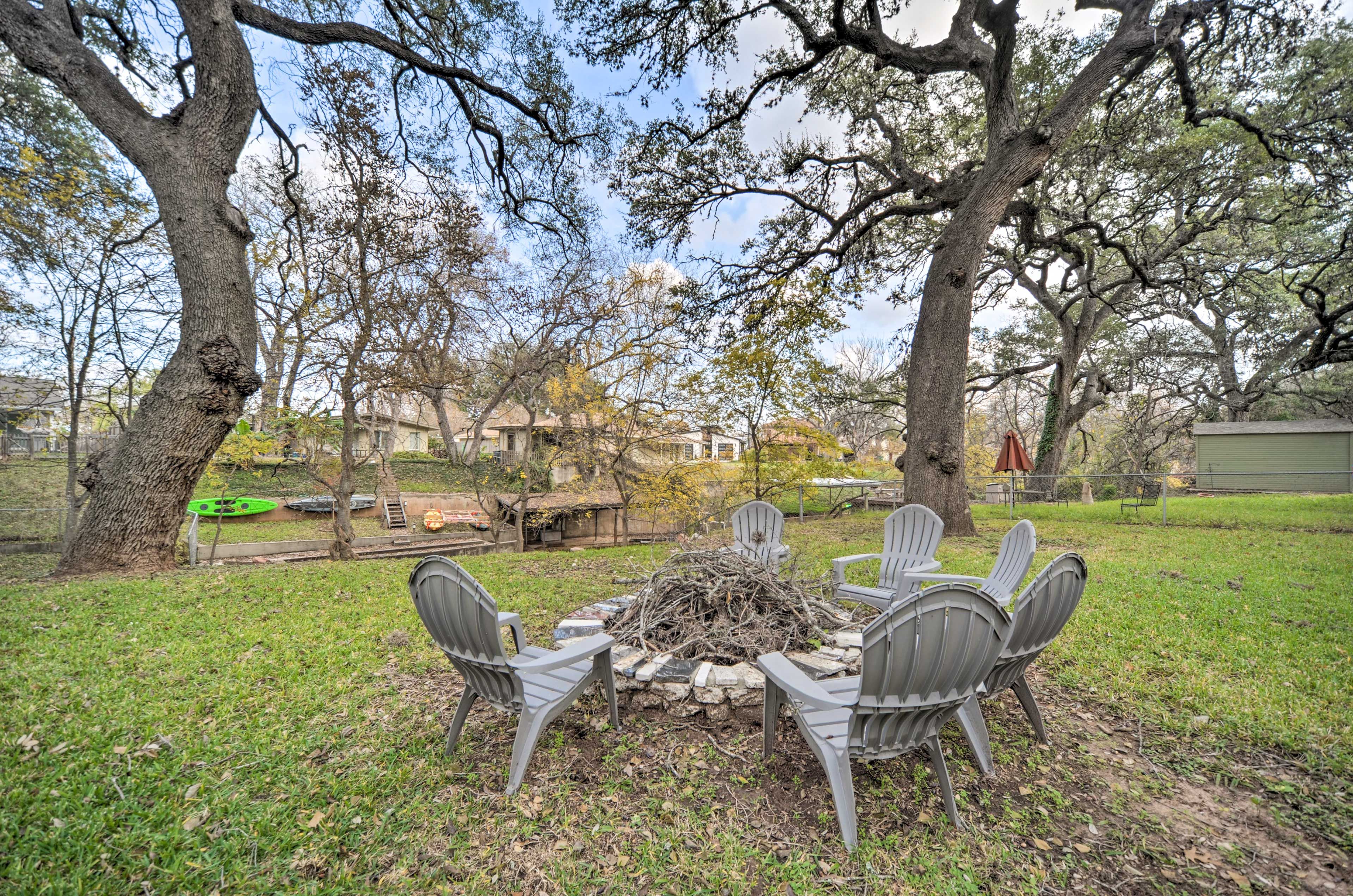 Backyard | Fire Pit | River Access | Kayaks | Bench Swing