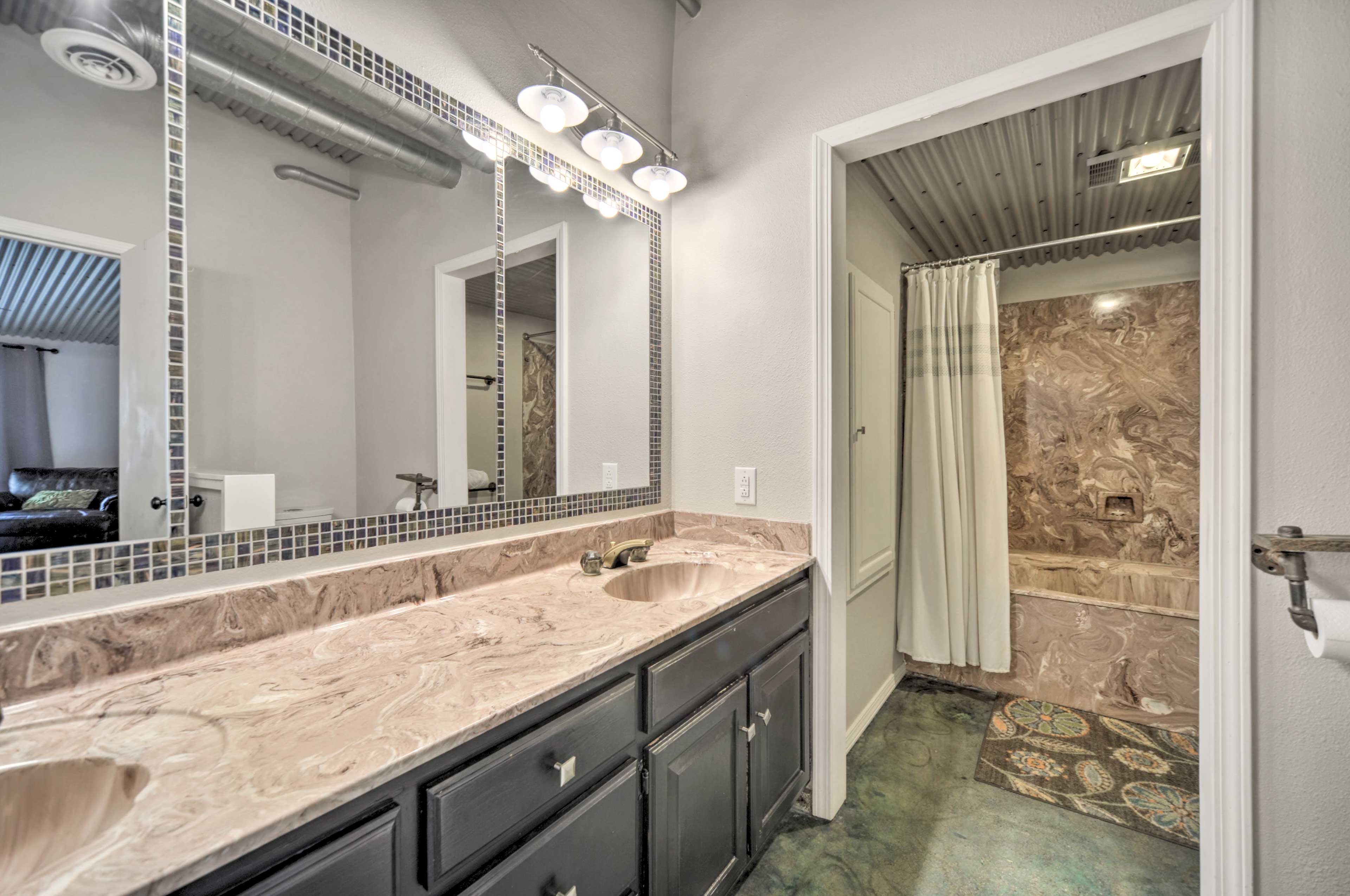 Full En-Suite Bathroom | Jetted Tub