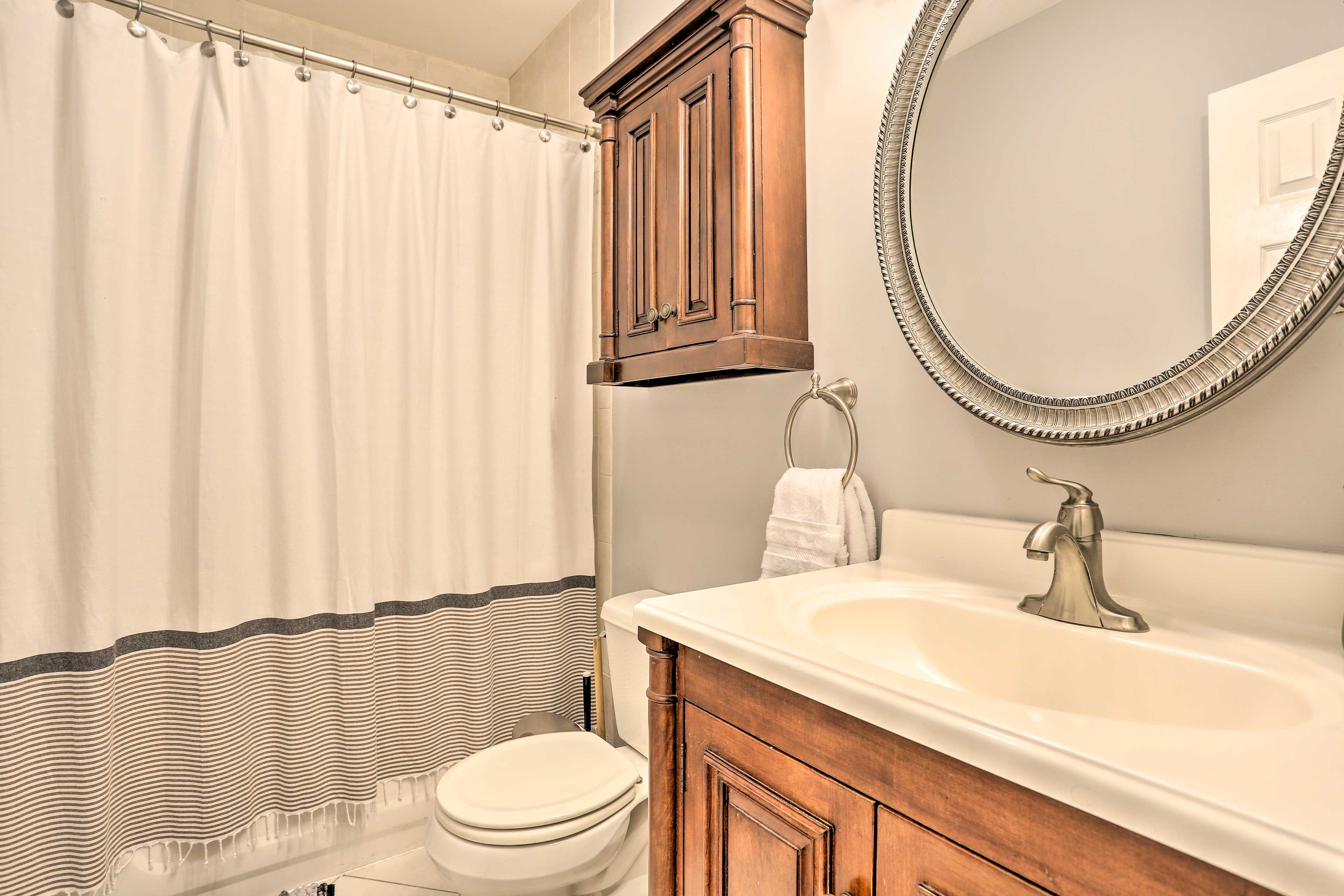 Full Bath | Towels Provided