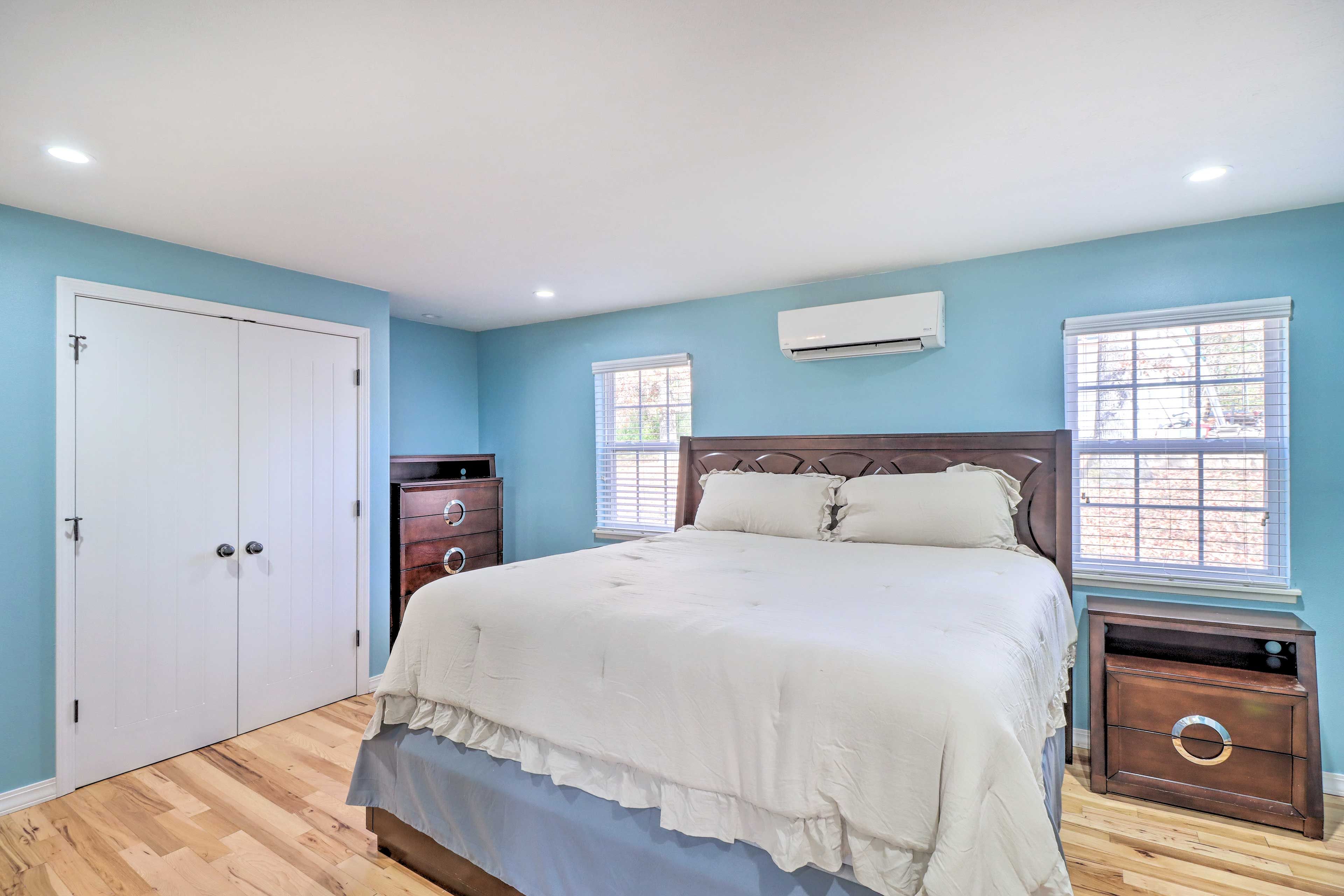 Bedroom 1 | King Bed | Pack 'n Play