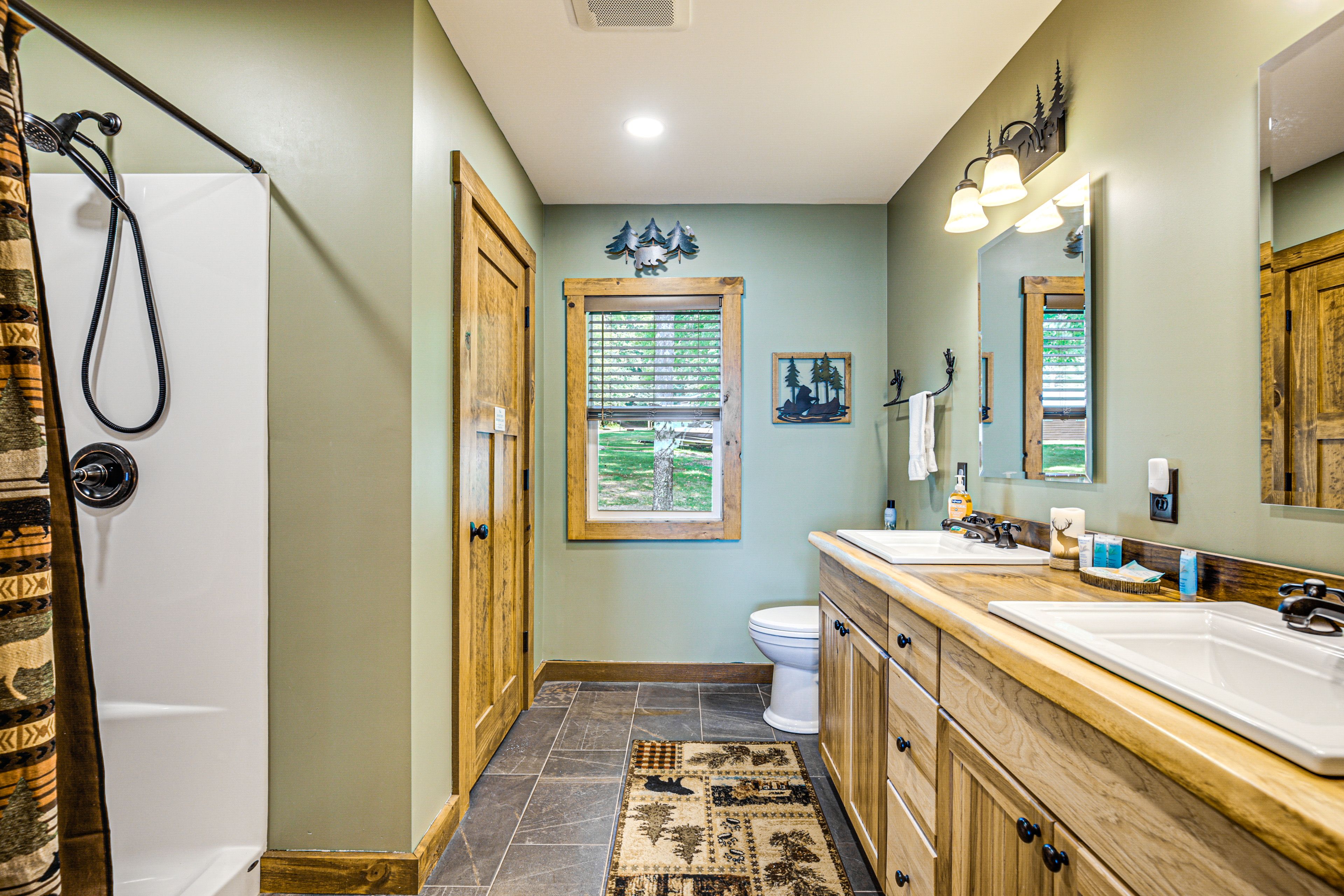 Full Bathroom | Towels Provided | Complimentary Toiletries