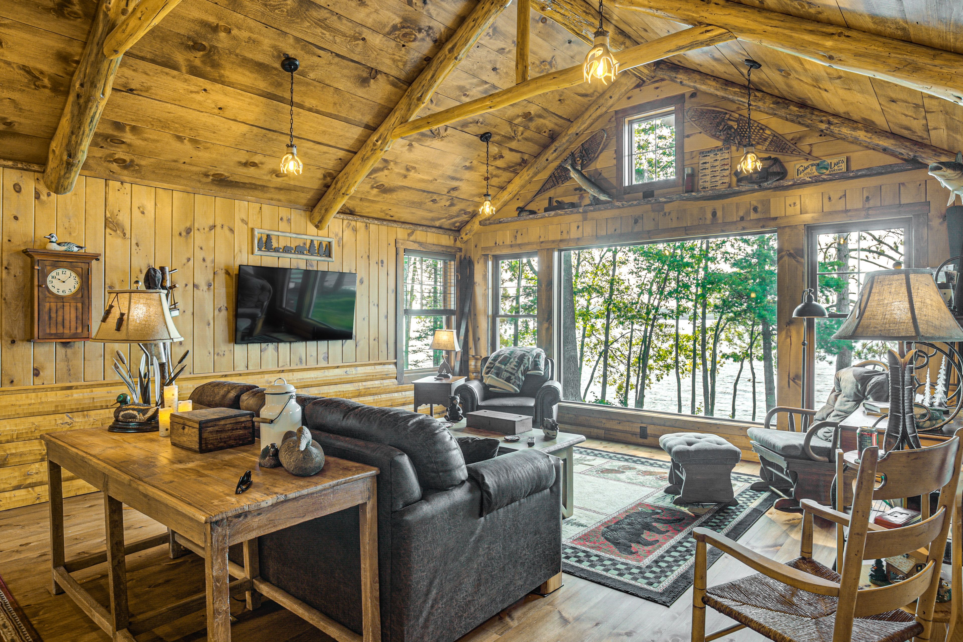 Living Room | Smart TV w/ Netflix Streaming