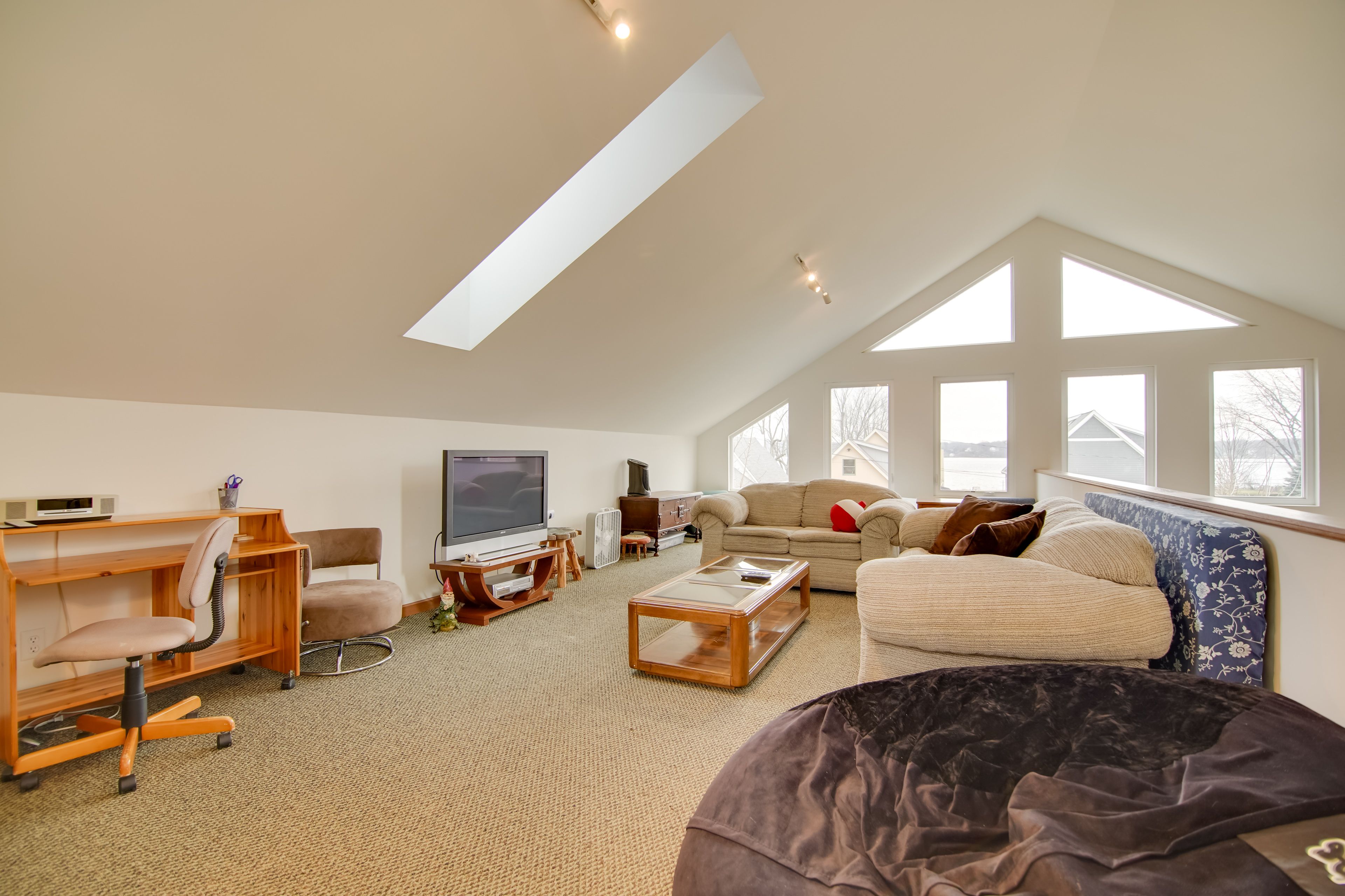 Loft | Queen Bed | Smart TV | Laptop Workspace | 2nd Floor