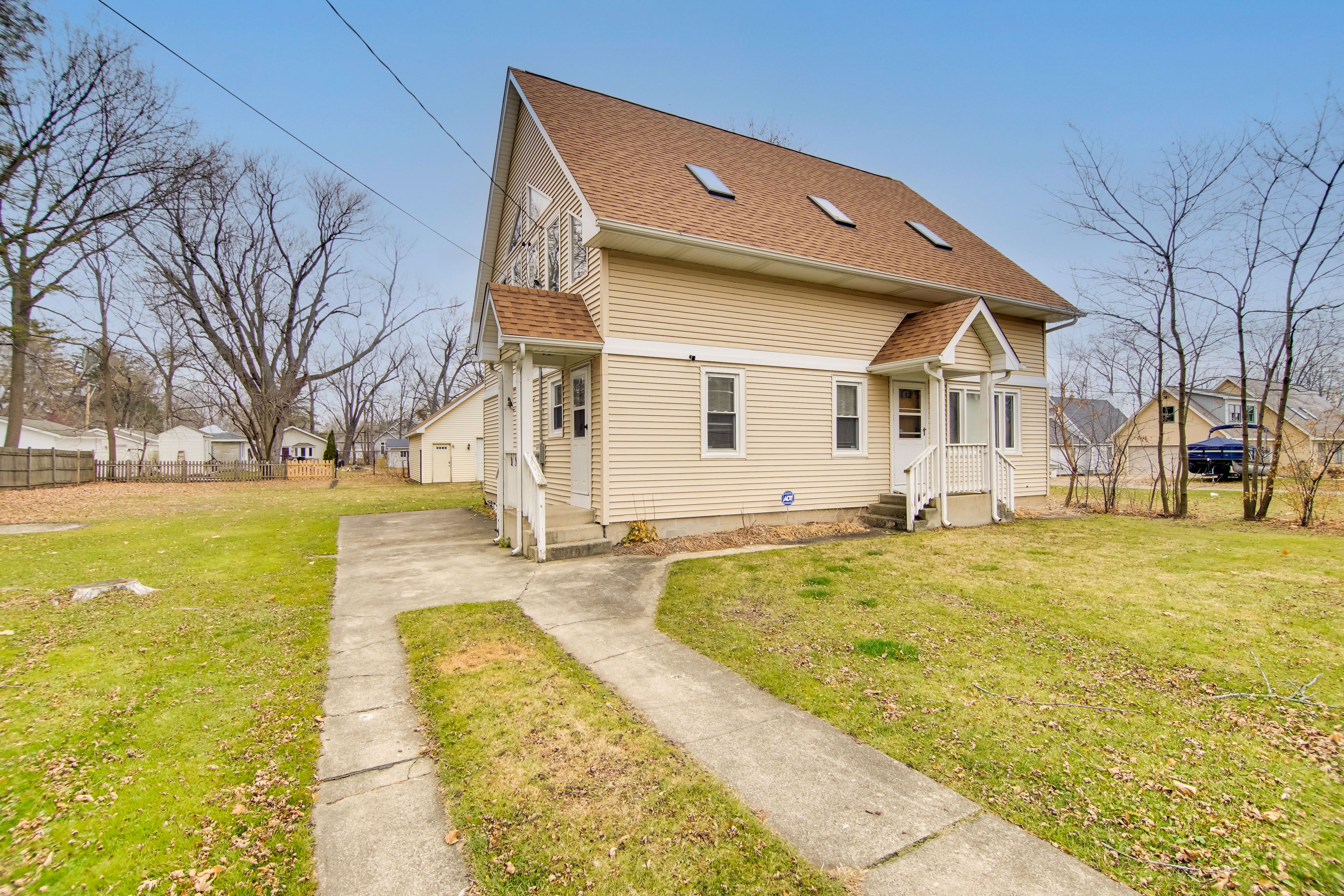 Parking | Driveway (3 Vehicles) | RV/Trailer Parking | Street Parking