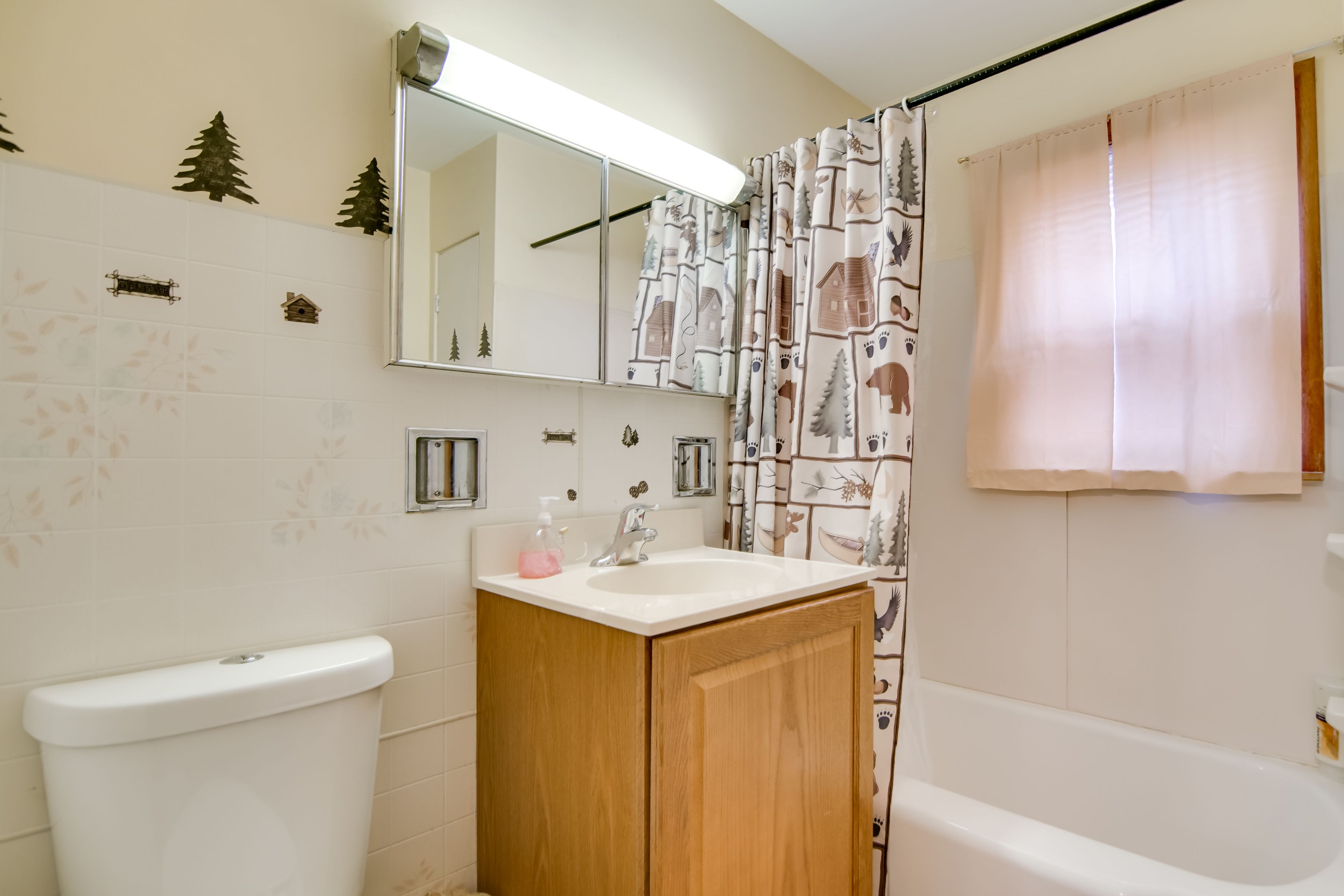 Full Bathroom | Complimentary Toiletries | 1st Floor