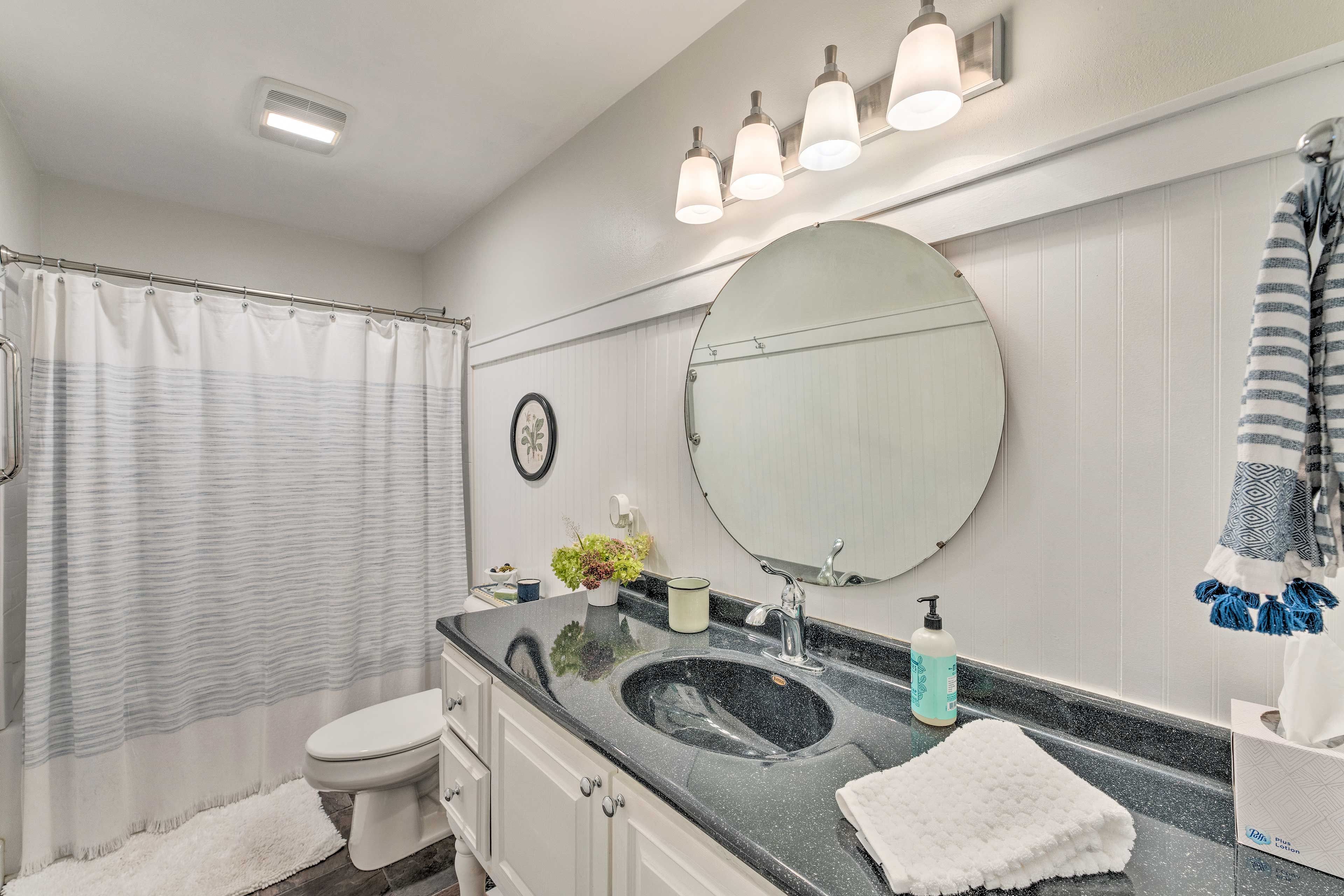 Full Bathroom | Main Floor | Complimentary Toiletries | Towels Provided