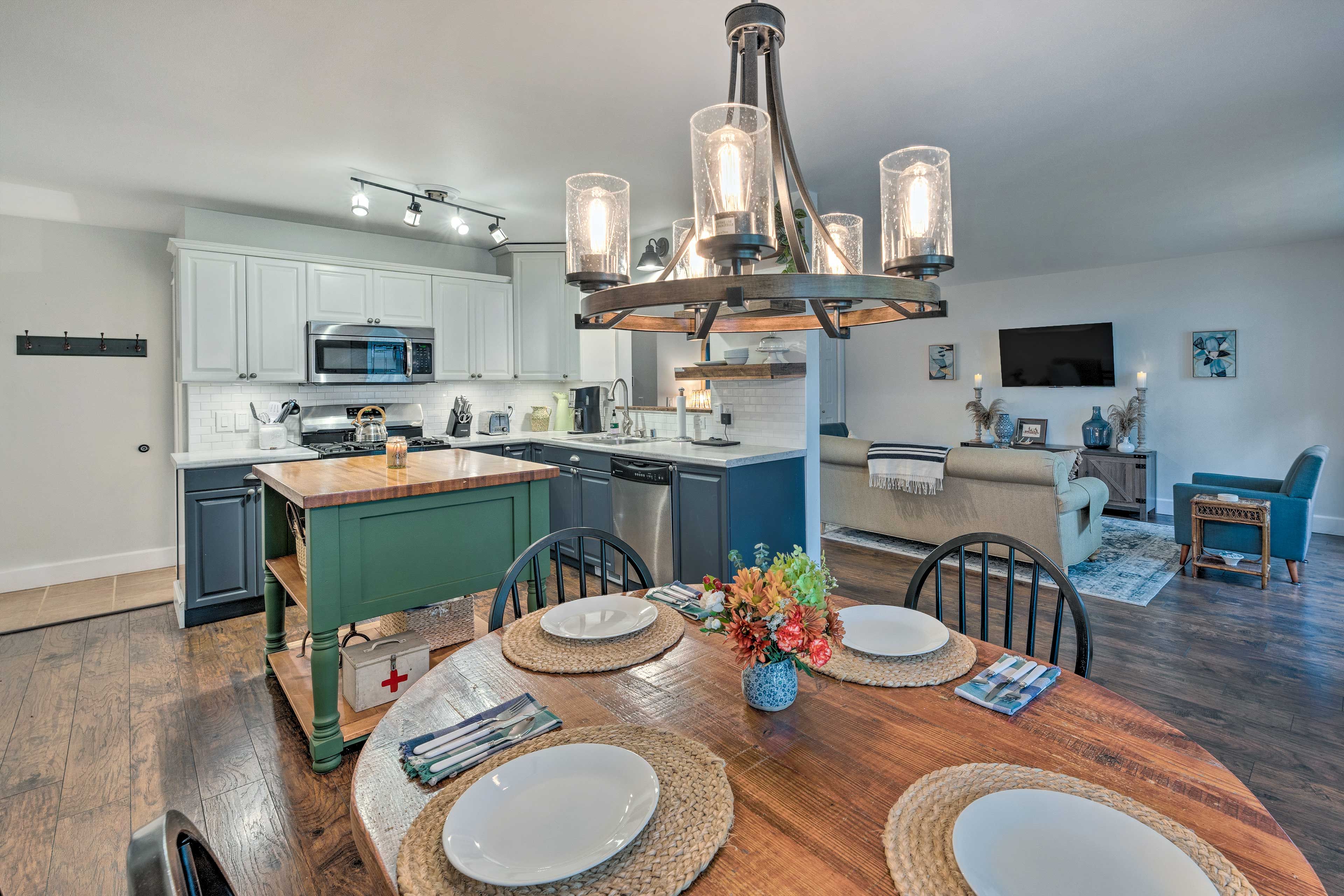 Kitchen | Main Floor | Dishware & Flatware
