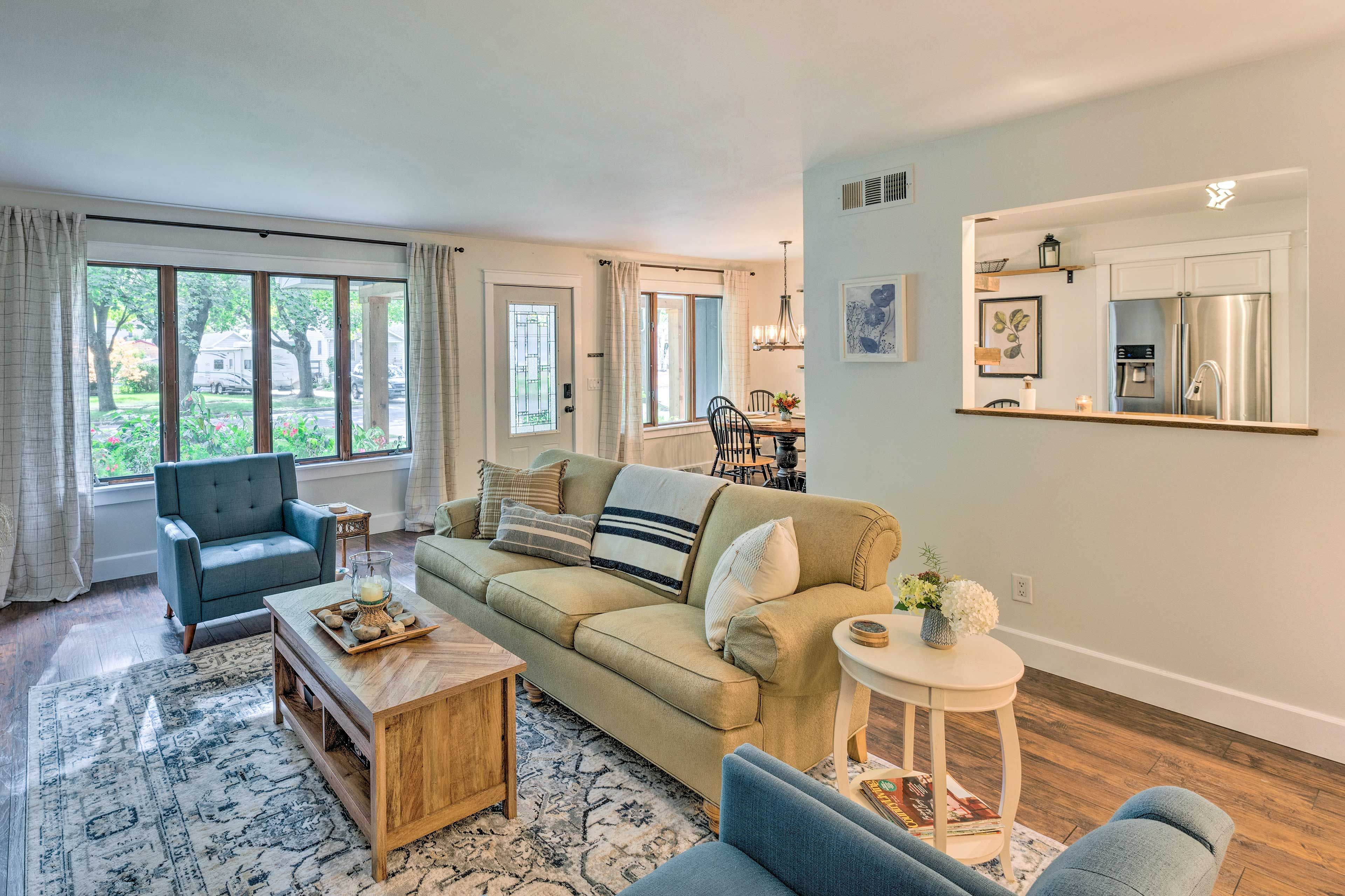 Living Room | Main Floor | Smart TV | Free WiFi | Central A/C & Heating