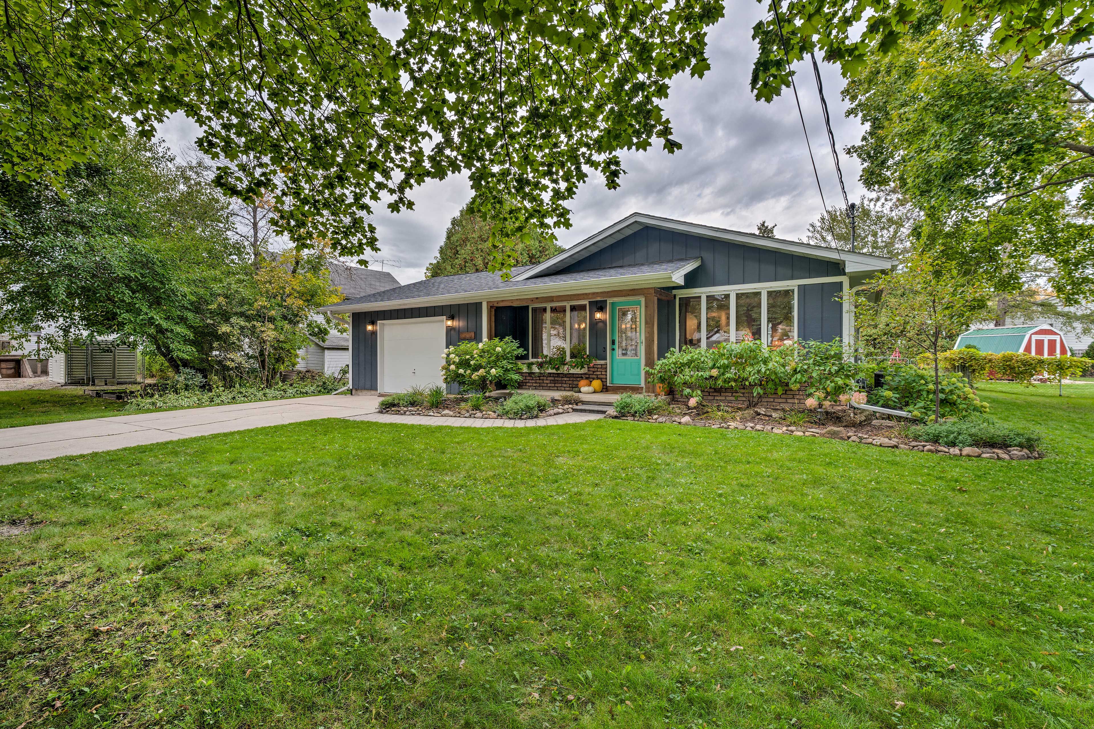 Property Exterior | Driveway (2 Vehicles)