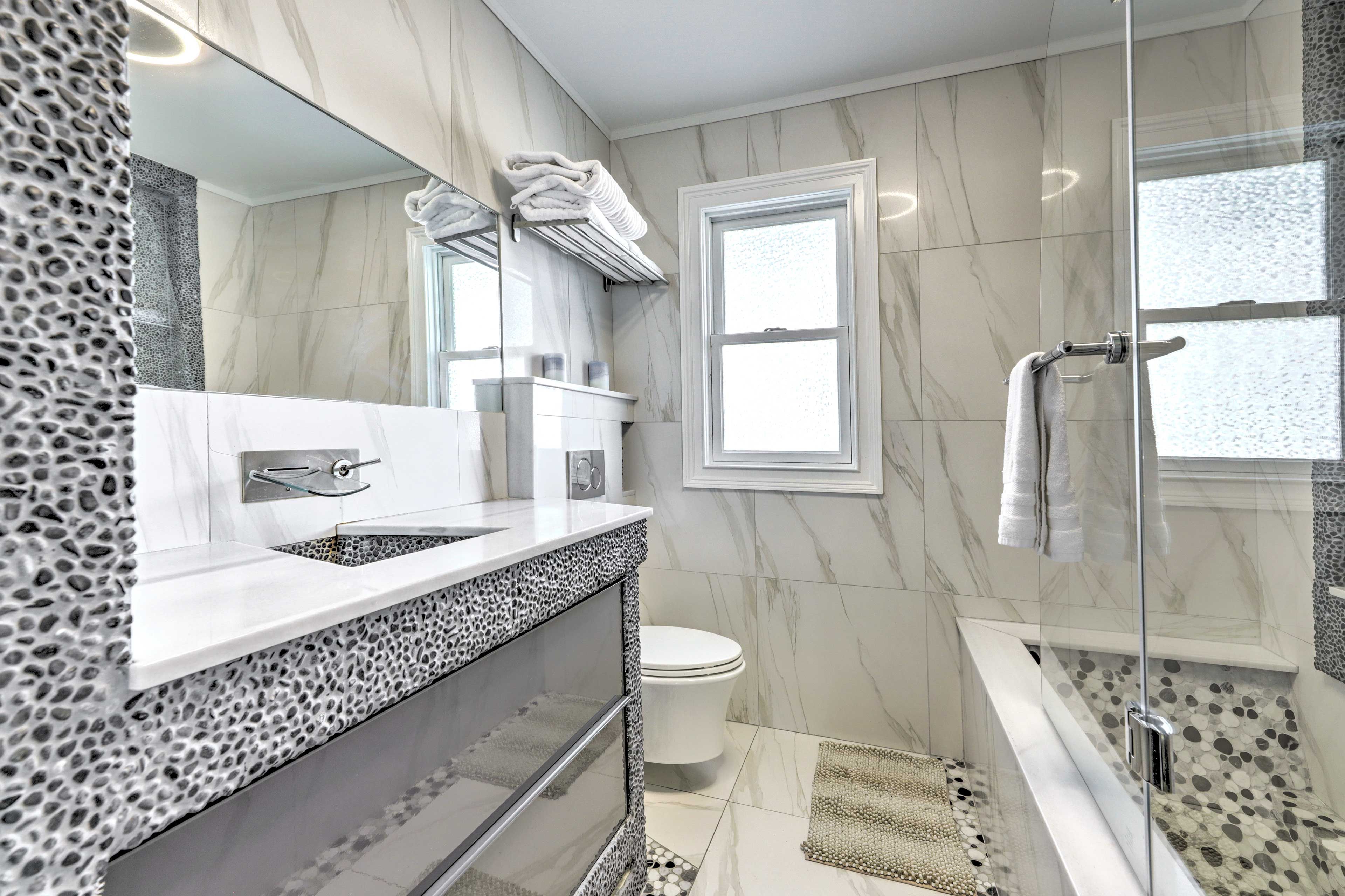 Full Bathroom | Towels Provided | Complimentary Toiletries