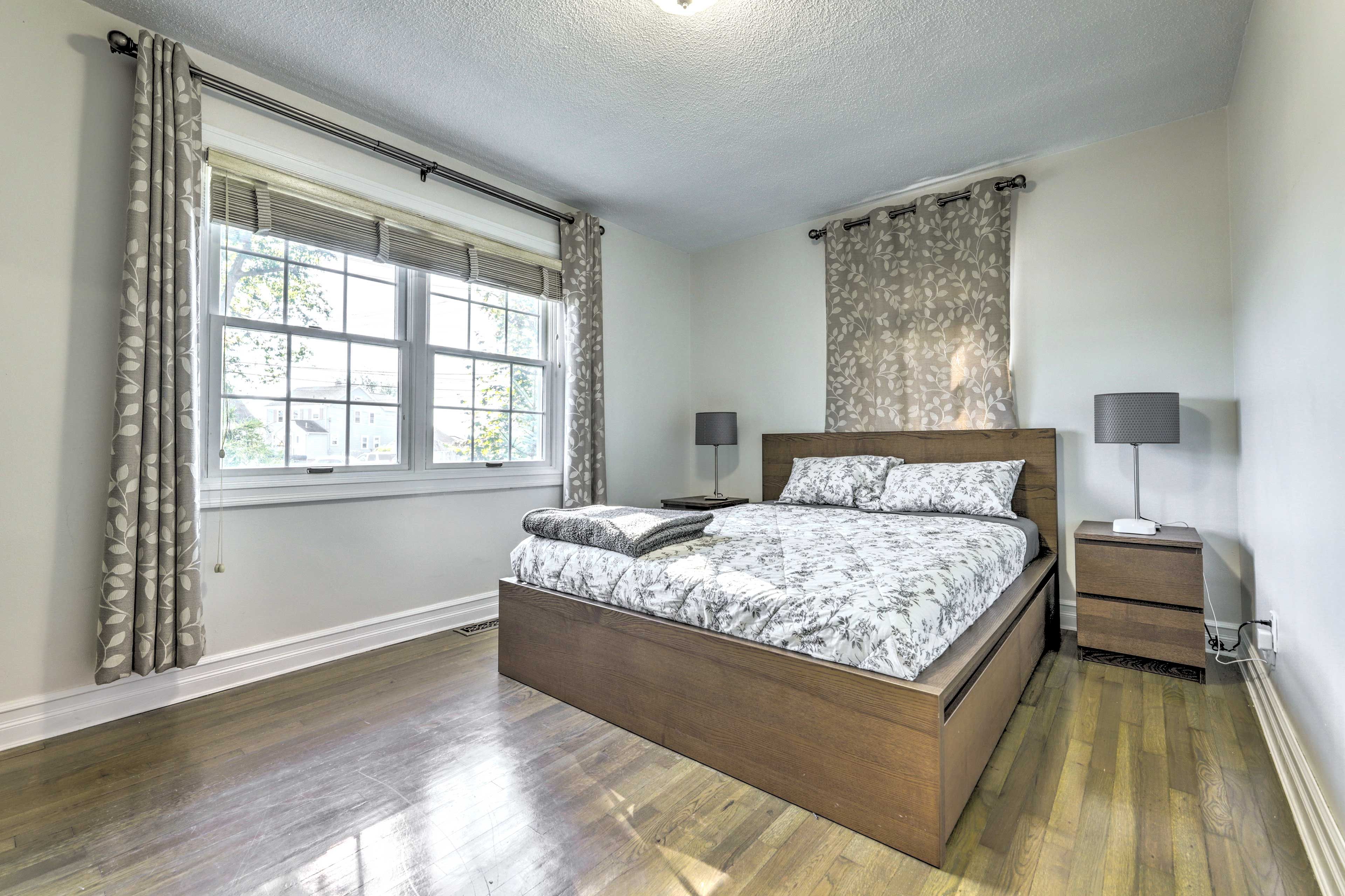 Bedroom 1 | Queen Bed | Linens Provided | Upper Level